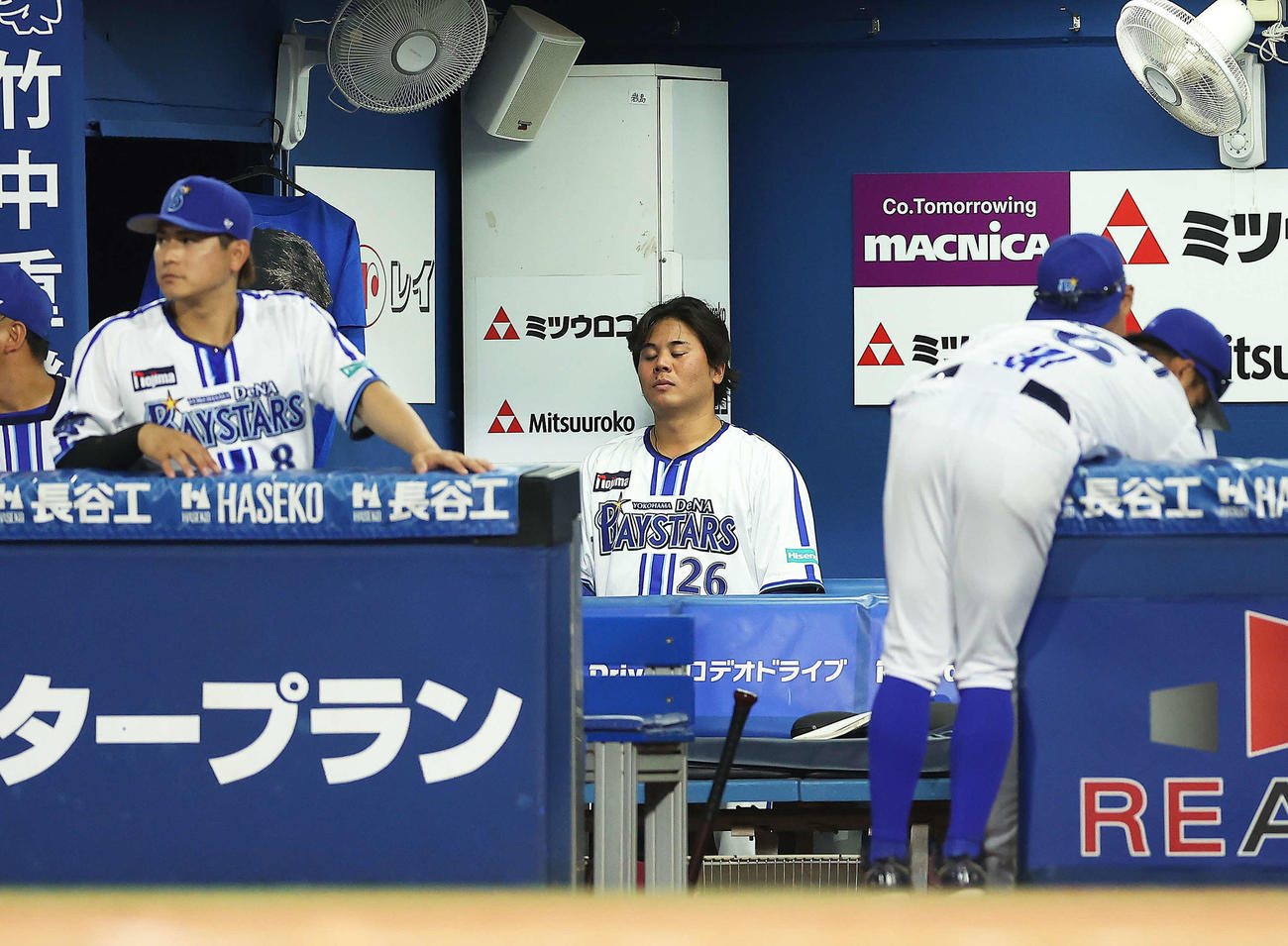 DeNA対ロッテ　5回表DeNA2死一、二塁、降板し、ベンチで浮かない表情を見せる浜口（撮影・河田真司）
