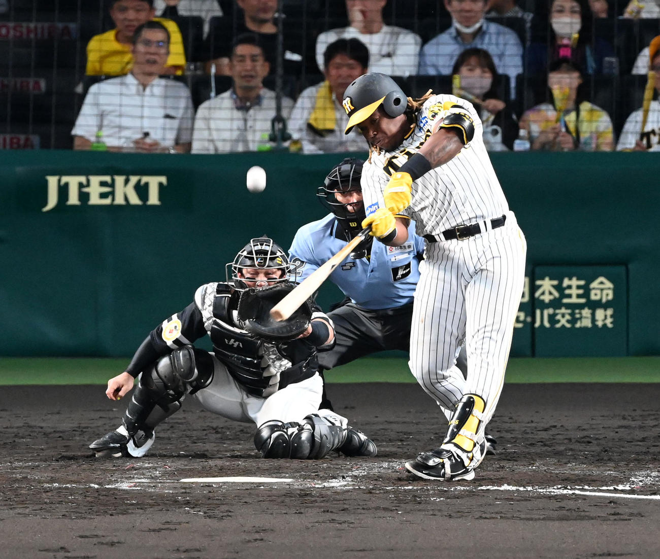 阪神対ソフトバンク　4回裏阪神1死満塁、ミエセスは中犠飛を放つ（撮影・前岡正明）