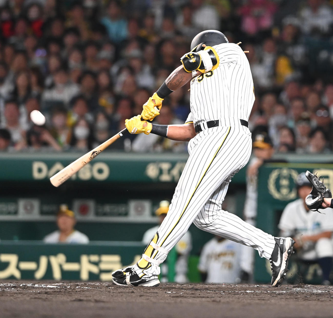 阪神対ソフトバンク　4回裏阪神1死満塁、中犠飛を放つミエセス（撮影・和賀正仁）