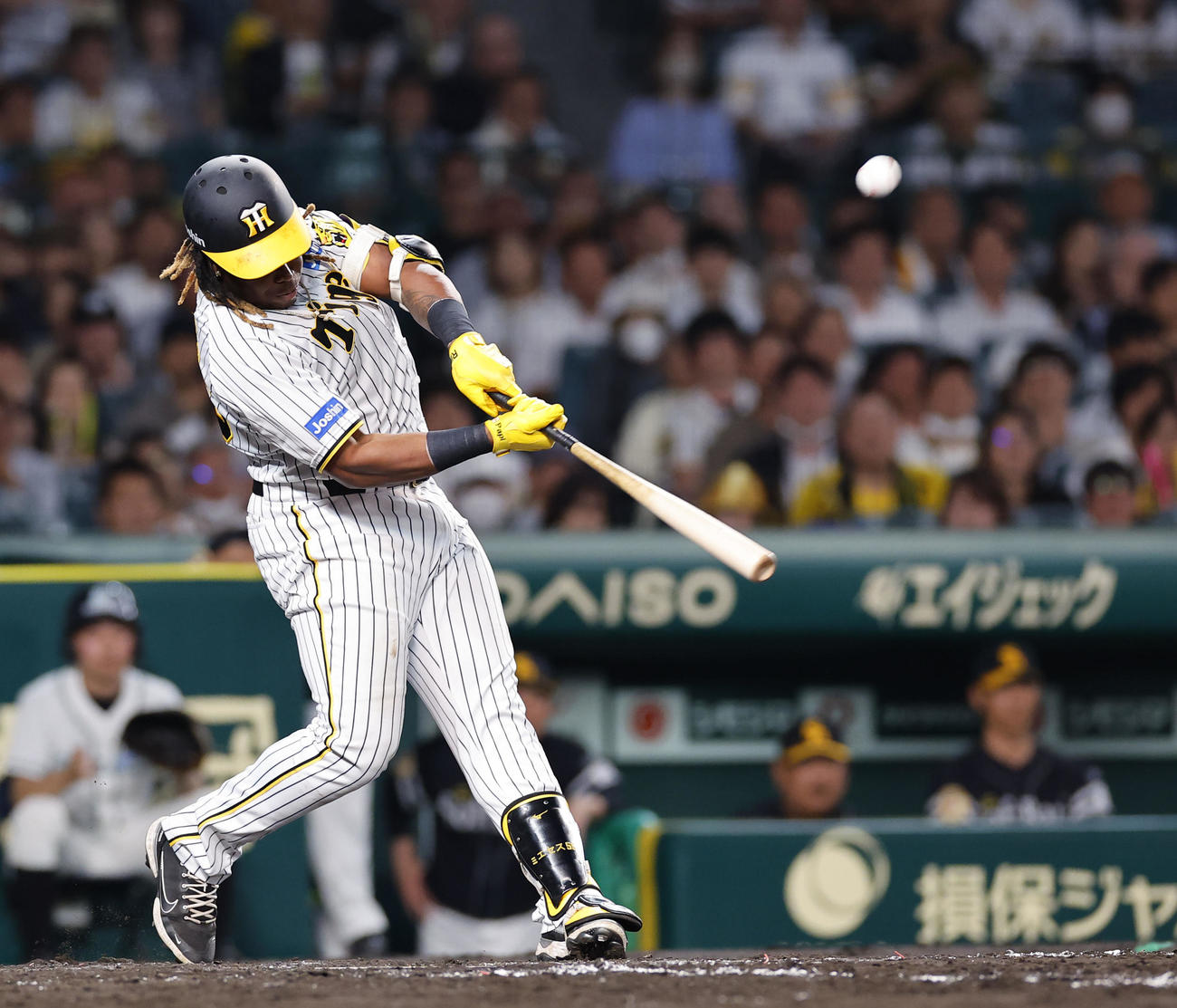 阪神対ソフトバンク　4回裏阪神1死満塁、ミエセスが同点の中犠飛を放つ（撮影・藤尾明華）