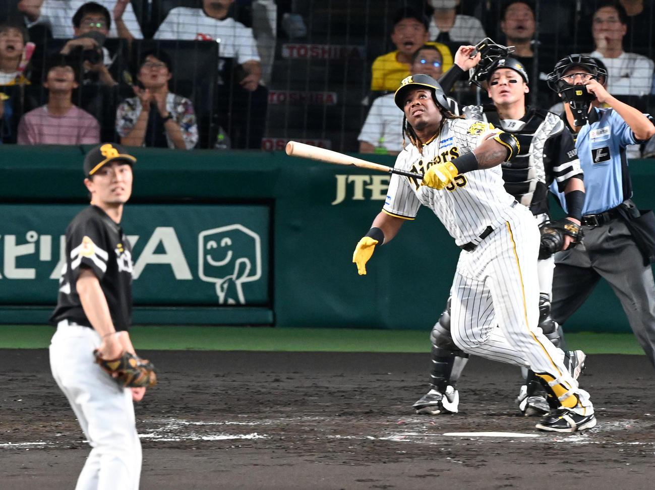 阪神対ソフトバンク　4回裏阪神1死満塁、ミエセスは中犠飛を放つ。投手和田（撮影・前岡正明）