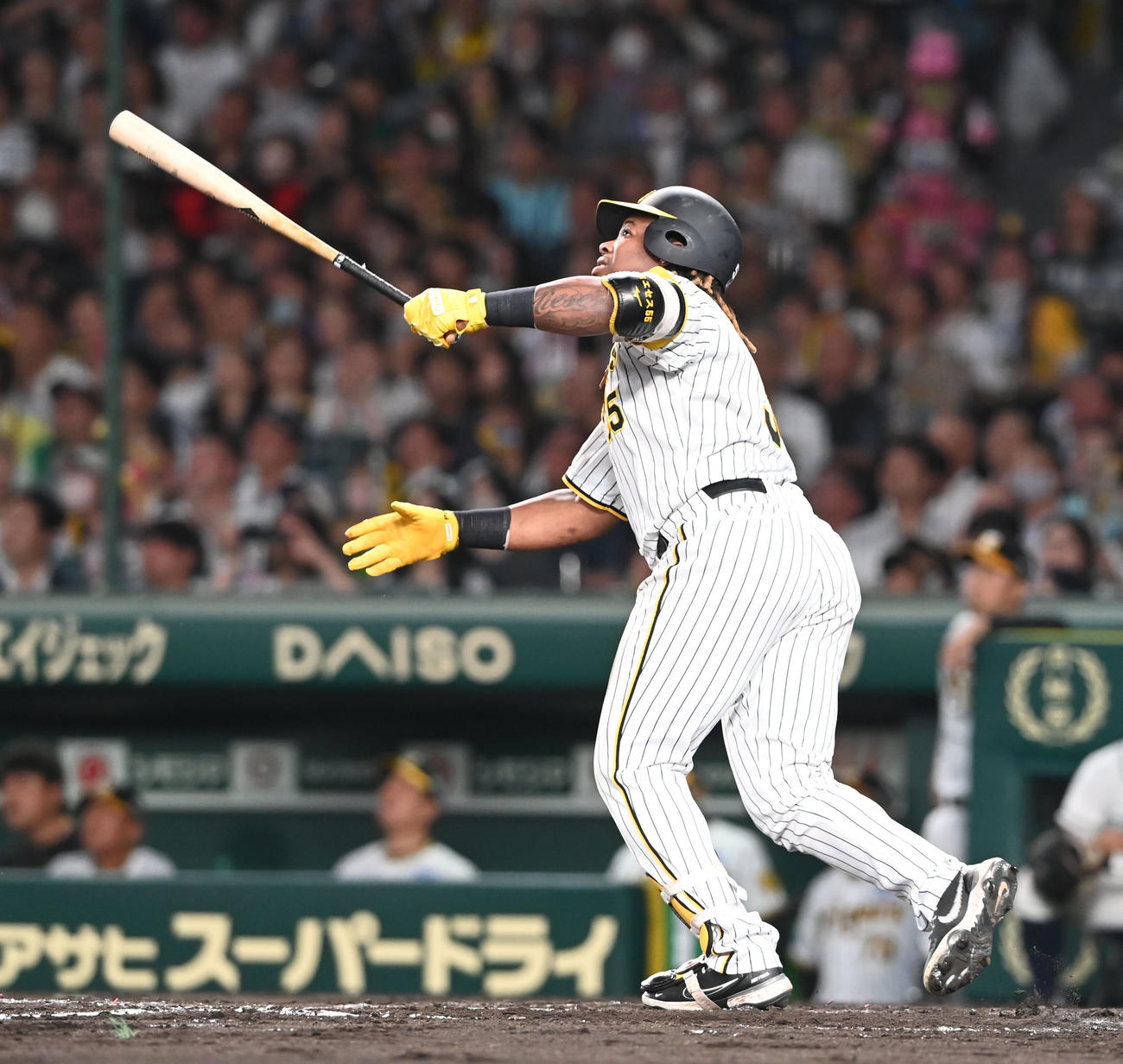 阪神対ソフトバンク　4回裏阪神1死満塁、中犠飛を放つミエセス（撮影・和賀正仁）