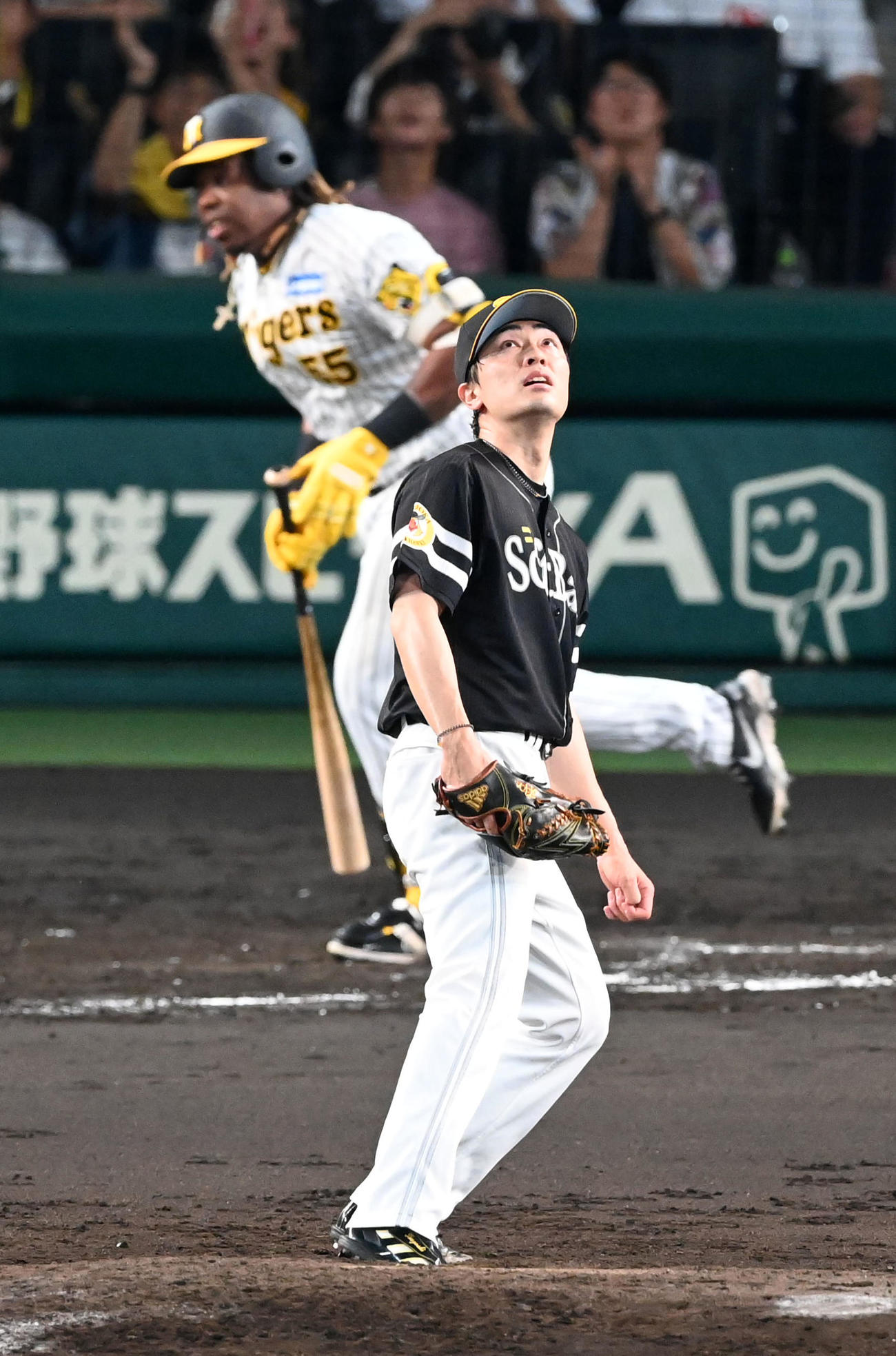 阪神対ソフトバンク　4回裏阪神1死満塁、ミエセスに中犠飛を打たれたソフトバンク和田（撮影・前岡正明）