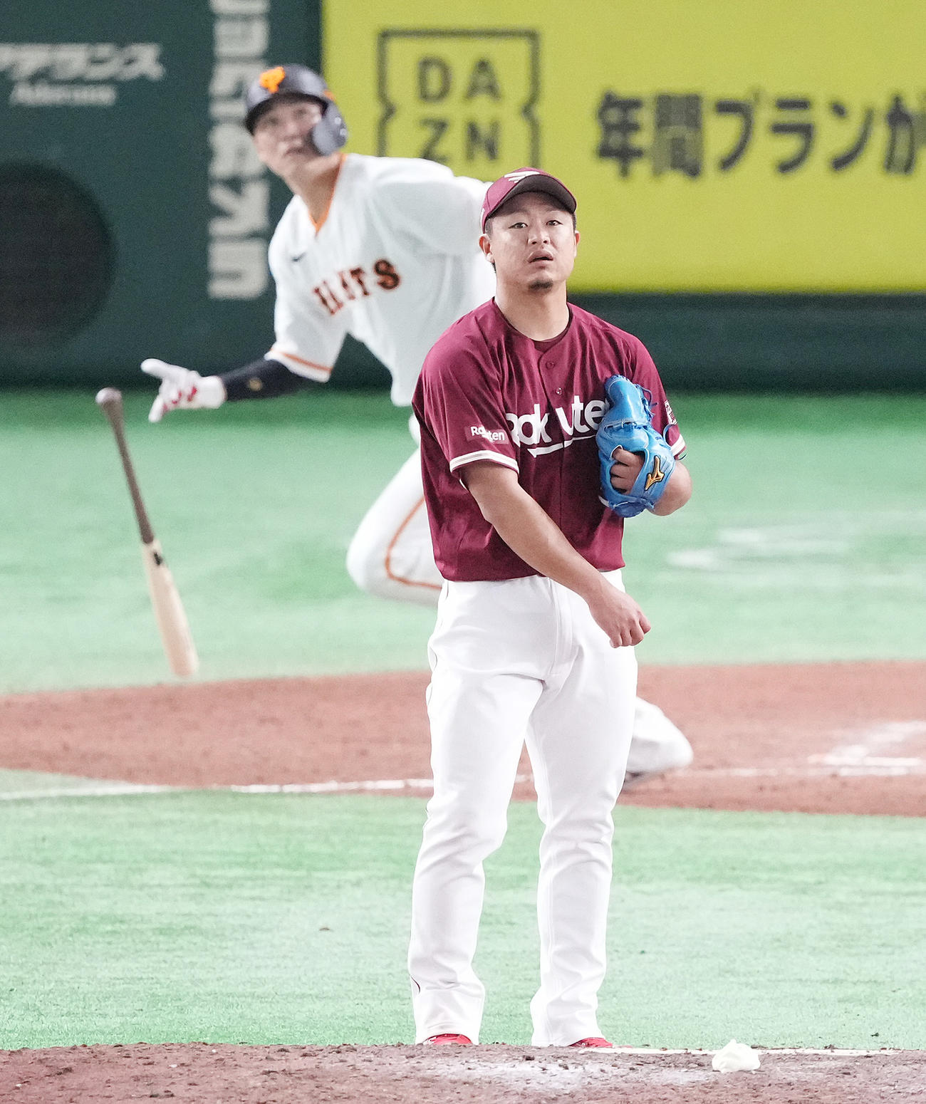 巨人対楽天　9回裏巨人無死二、三塁、坂本に左中間へのサヨナラの3点本塁打を浴びる酒居（撮影・鈴木みどり）