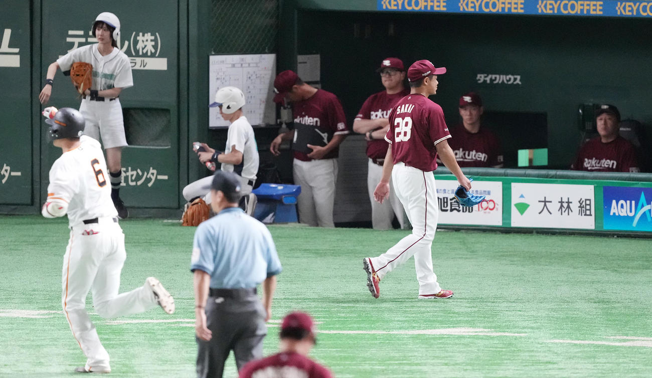巨人対楽天　9回裏巨人無死二、三塁、坂本に左中間へのサヨナラの3点本塁打を浴び、ベンチへ引き揚げる酒居（中央）（撮影・鈴木みどり）