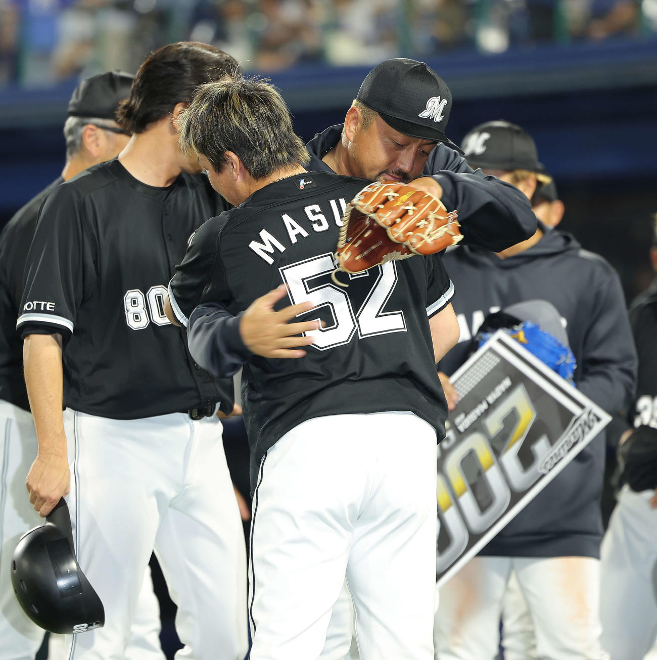DeNA対ロッテ　DeNAに勝利し、200セーブを達成したロッテ益田（手前）を祝福する沢村（撮影・河田真司）