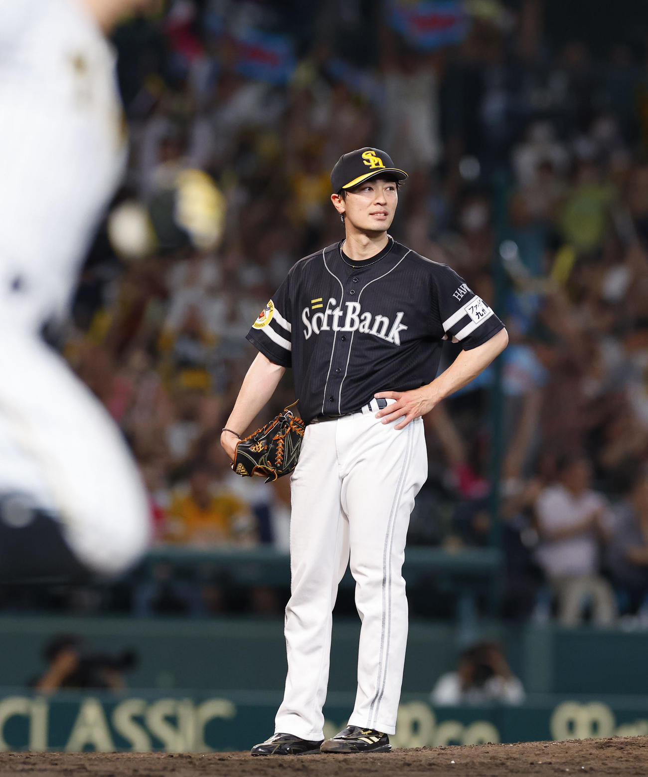 阪神対ソフトバンク　6回裏阪神2死二塁、佐藤輝（左）に右越え2点本塁打を浴びたソフトバンク和田（撮影・藤尾明華）