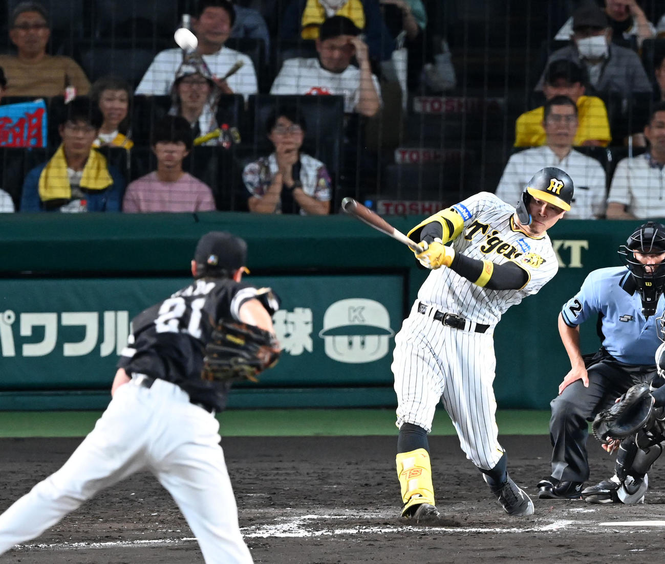 阪神対ソフトバンク　6回裏阪神2死二塁、佐藤輝は右越え2点本塁打を放つ。投手和田（撮影・前岡正明）