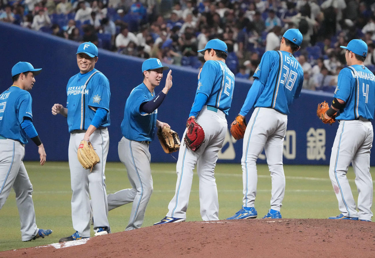 中日対日本ハム　試合終了、中日に勝利しナインとタッチを交わす田中正（左から2人目）（撮影・森本幸一）