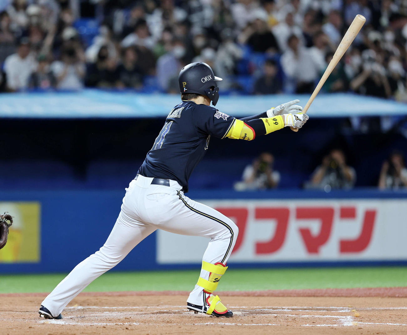 ヤクルト対オリックス　7回表オリックス1死、山崎福は左前安打を放つ（撮影・鈴木正人）
