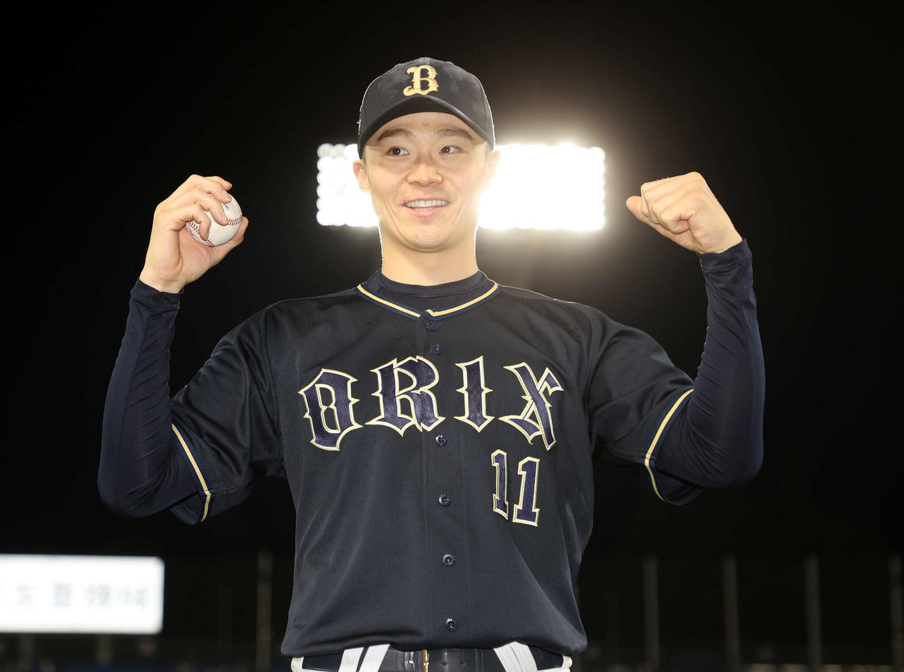 ヤクルト対オリックス　勝利し笑顔でガッツポーズするオリックス山崎福（撮影・鈴木正人）
