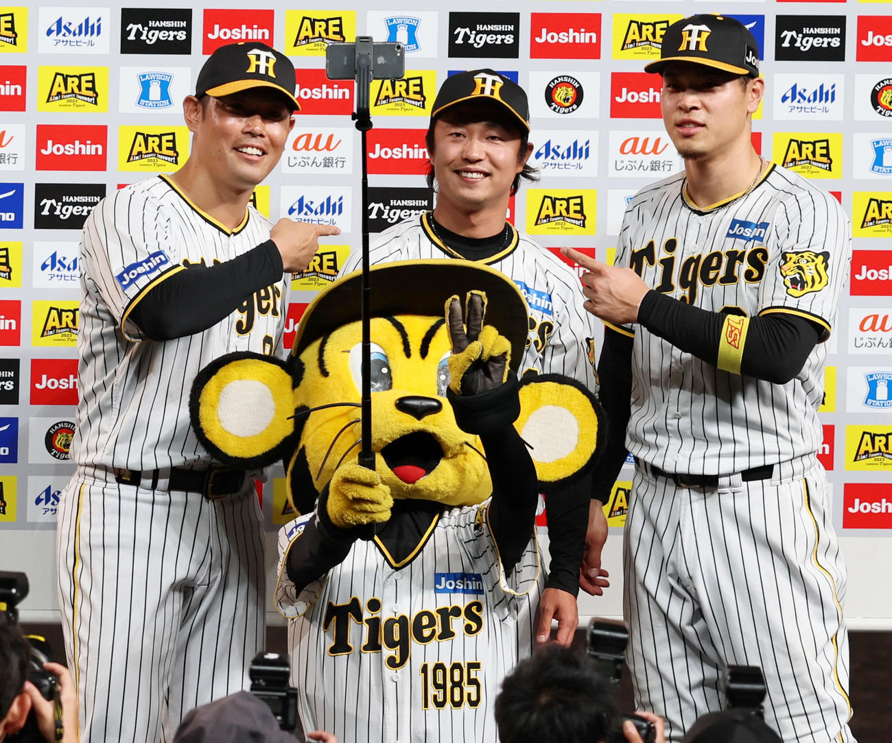 阪神対ソフトバンク　笑顔でトラッキーの自撮り撮影に臨む、左から原口、島本、佐藤輝（撮影・加藤哉）