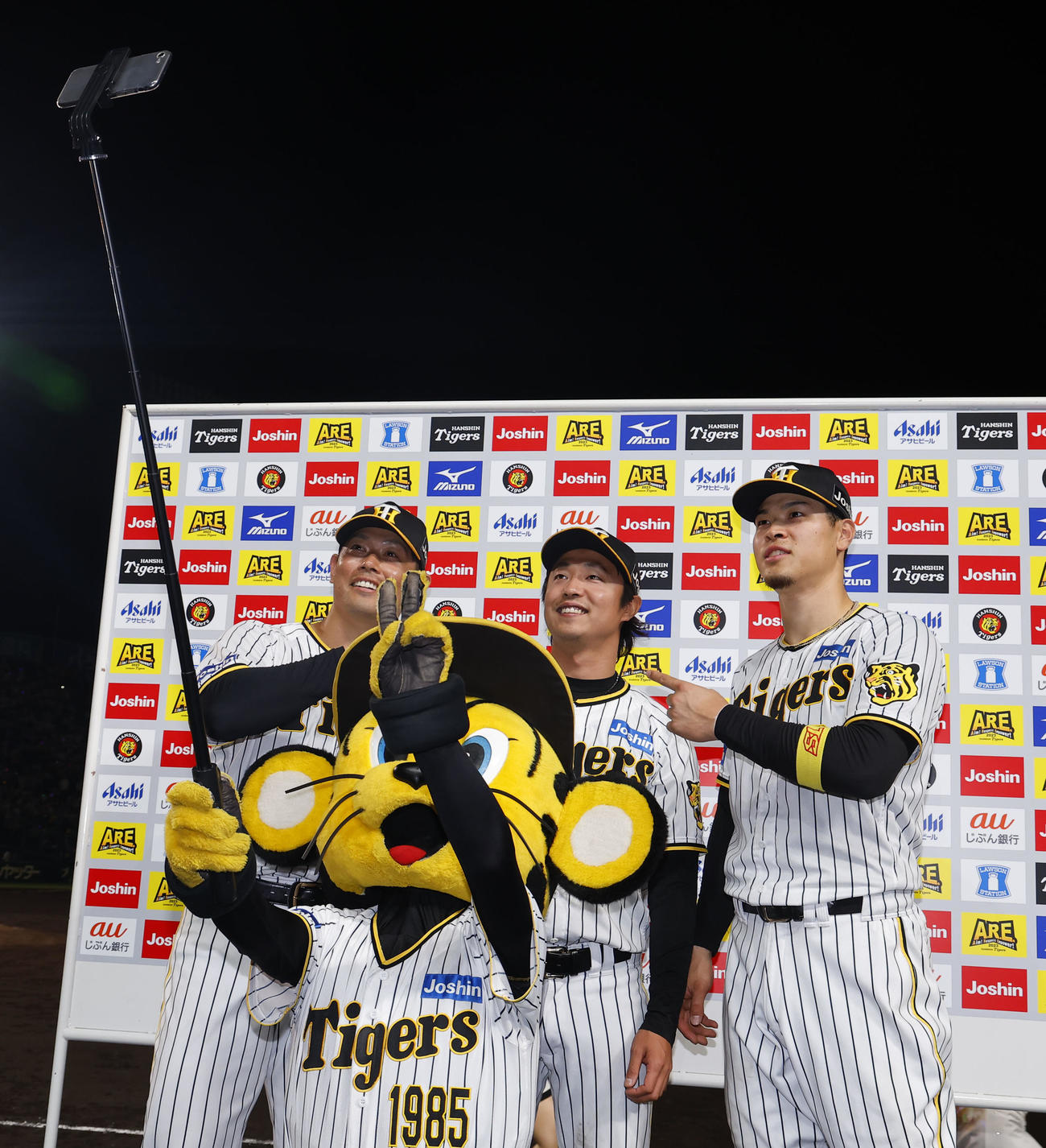 阪神対ソフトバンク　お立ち台で写真を撮る阪神（左から）原口、島本、佐藤輝（撮影・藤尾明華）