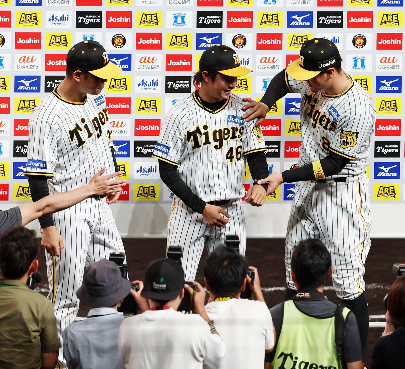 阪神対ソフトバンク　ヒーローインタビューを終え島本（中央）の腕を持って記念写真を撮影した佐藤輝（右）は左腕を気遣って肩をマッサージ？。左は原口（撮影・加藤哉）
