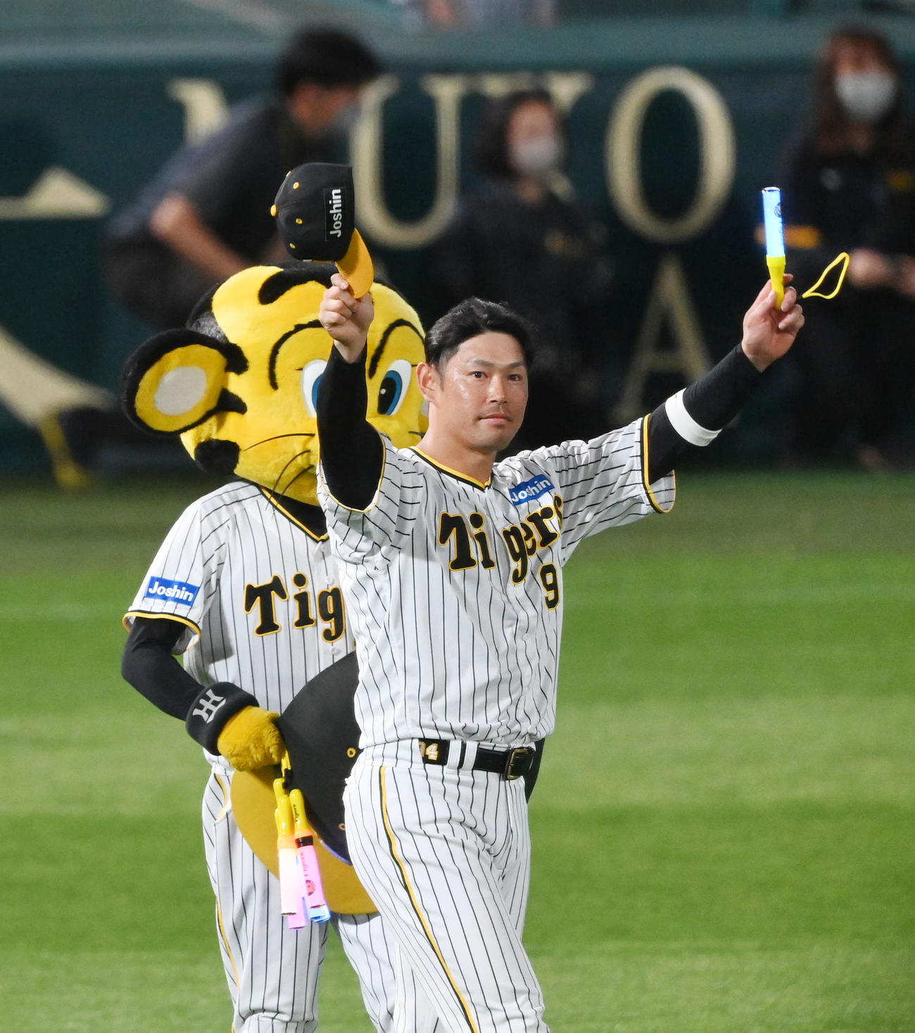 阪神対ソフトバンク　ファンの声援に応えるヒーローの原口（撮影・前岡正明）