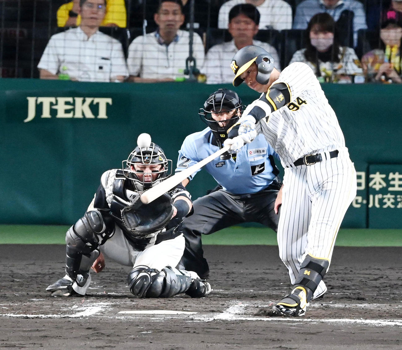 阪神対ソフトバンク　6回裏阪神2死一塁、代打原口は左中間に勝ち越し適時二塁打を放つ（撮影・前岡正明）