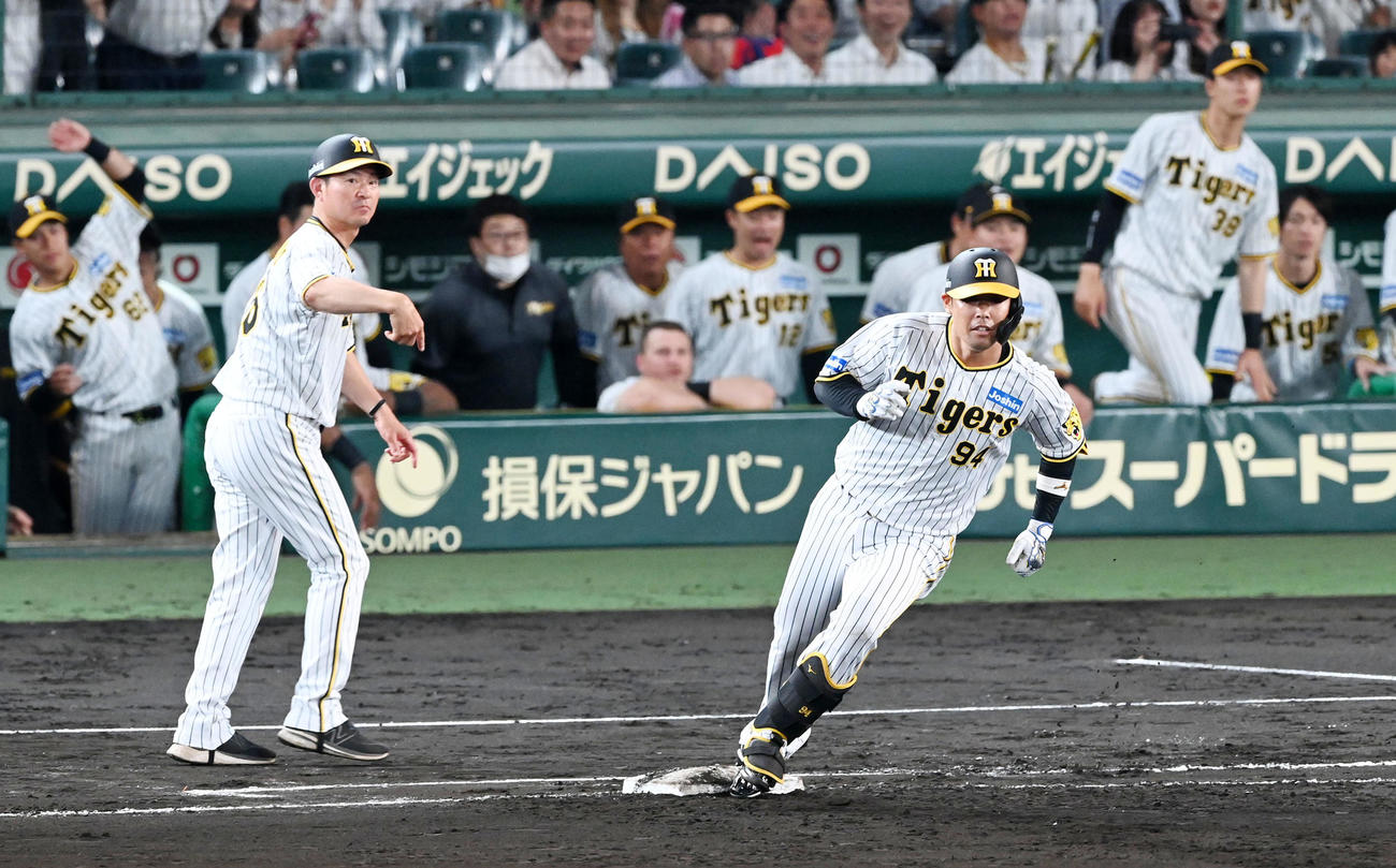 阪神対ソフトバンク　6回裏阪神2死一塁、代打の原口は中適時二塁打を放つ。投手和田（撮影・前岡正明）