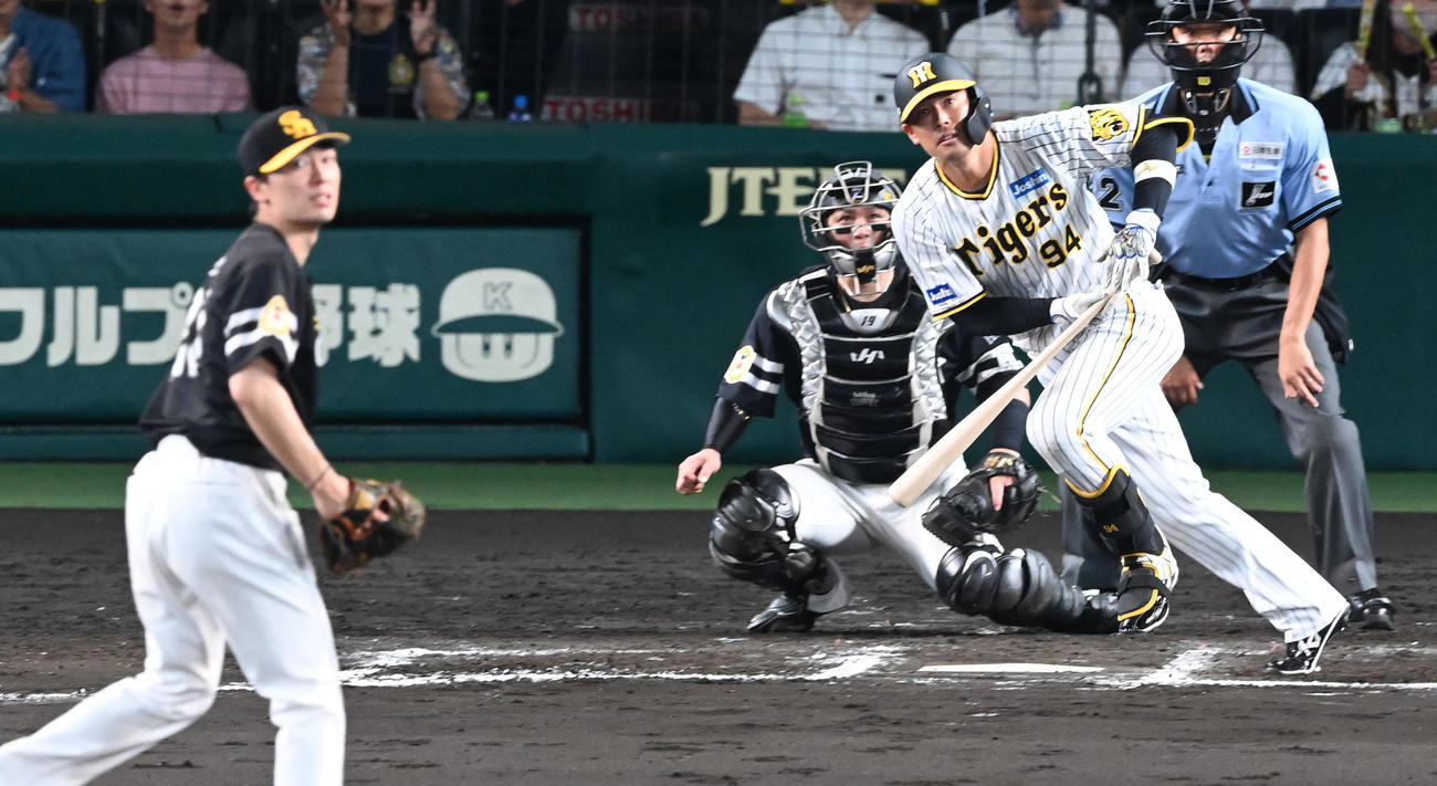 阪神対ソフトバンク　6回裏阪神2死一塁、代打原口は左中間に勝ち越し適時二塁打を放つ。投手和田（撮影・前岡正明）