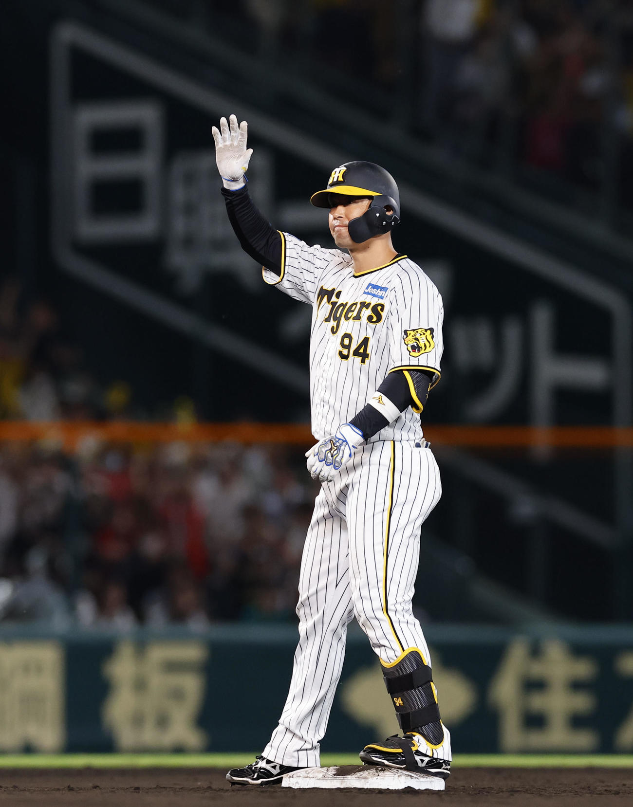阪神対ソフトバンク　6回裏阪神2死一塁、左中間に勝ち越しの適時二塁打を放ちポーズをとる原口（撮影・藤尾明華）