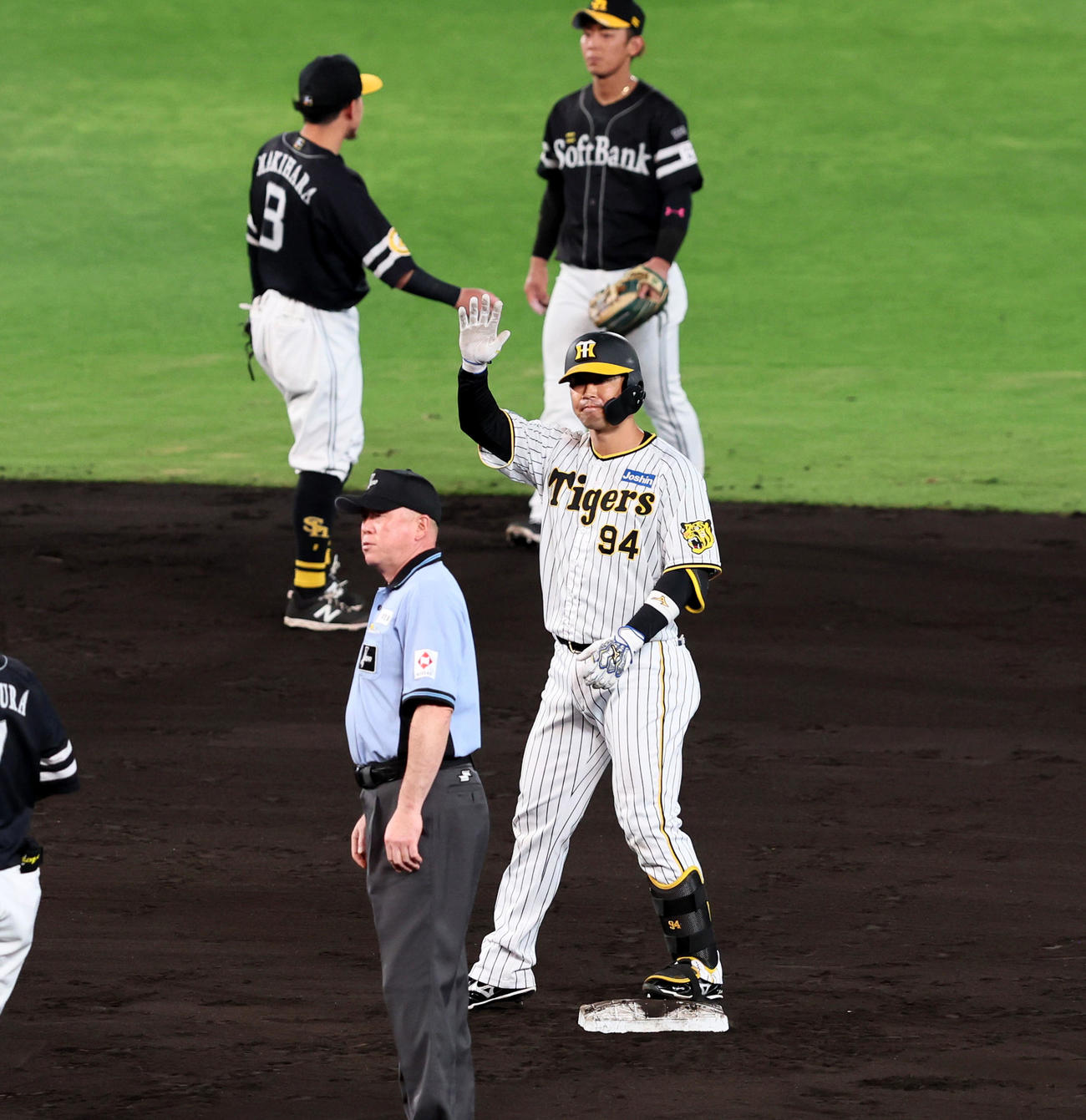 阪神対ソフトバンク　6回裏阪神2死一塁、代打原口は中越え適時二塁打を放ちベンチに向かってポーズを決める（撮影・加藤哉）
