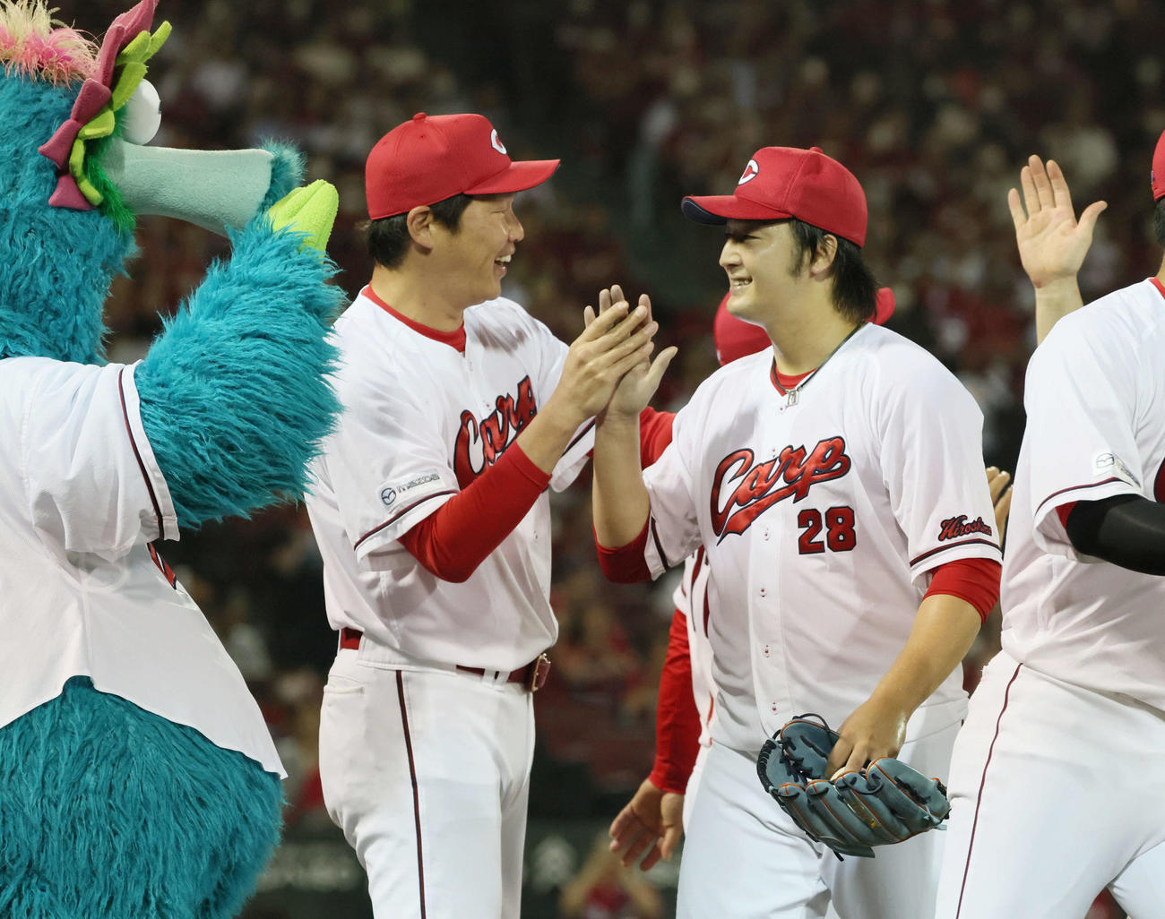 広島対西武　完封勝利の床田（右）は新井監督とハイタッチ（撮影・加藤孝規）