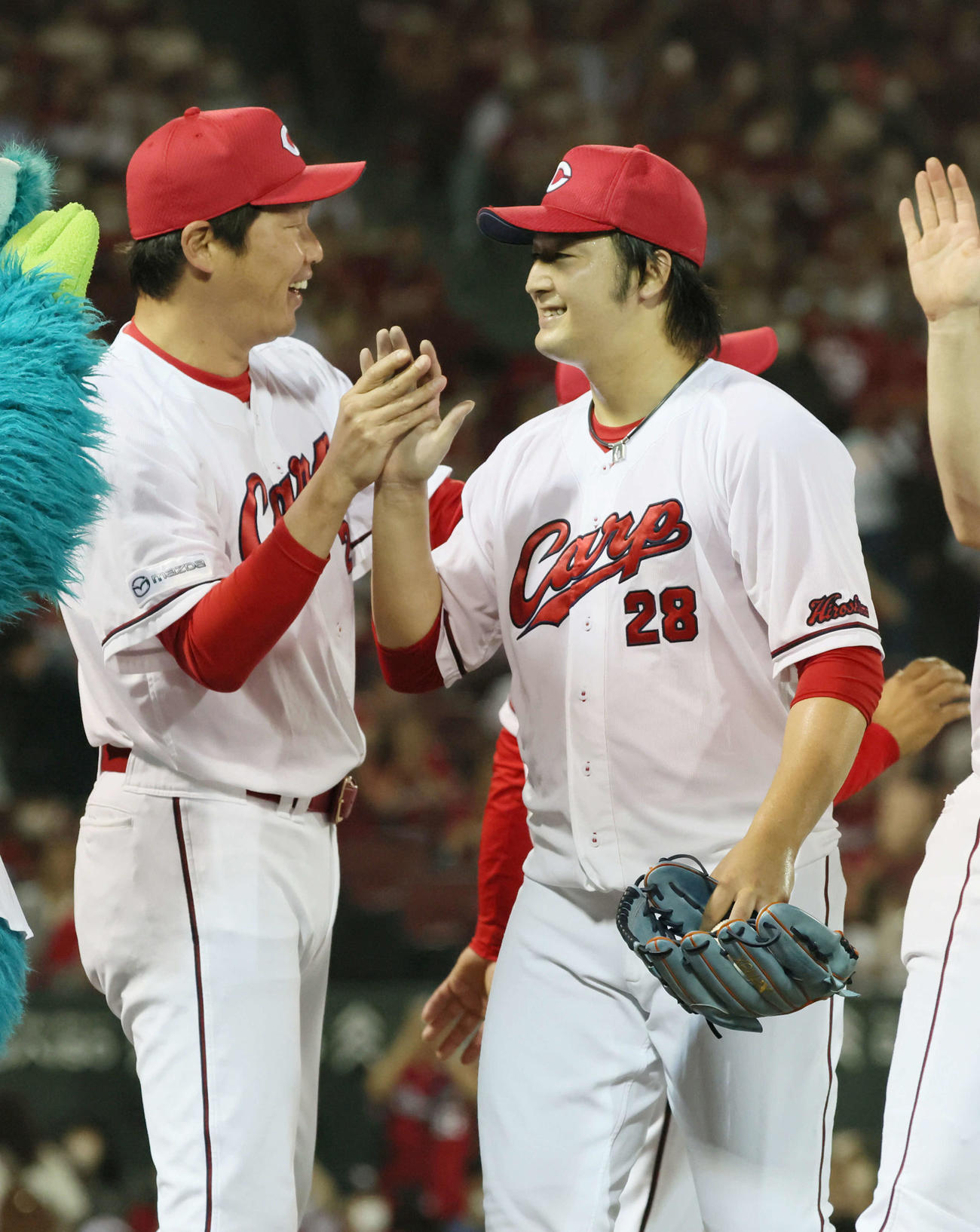 広島対西武　完封勝利の床田（右）は新井監督とハイタッチ（撮影・加藤孝規）