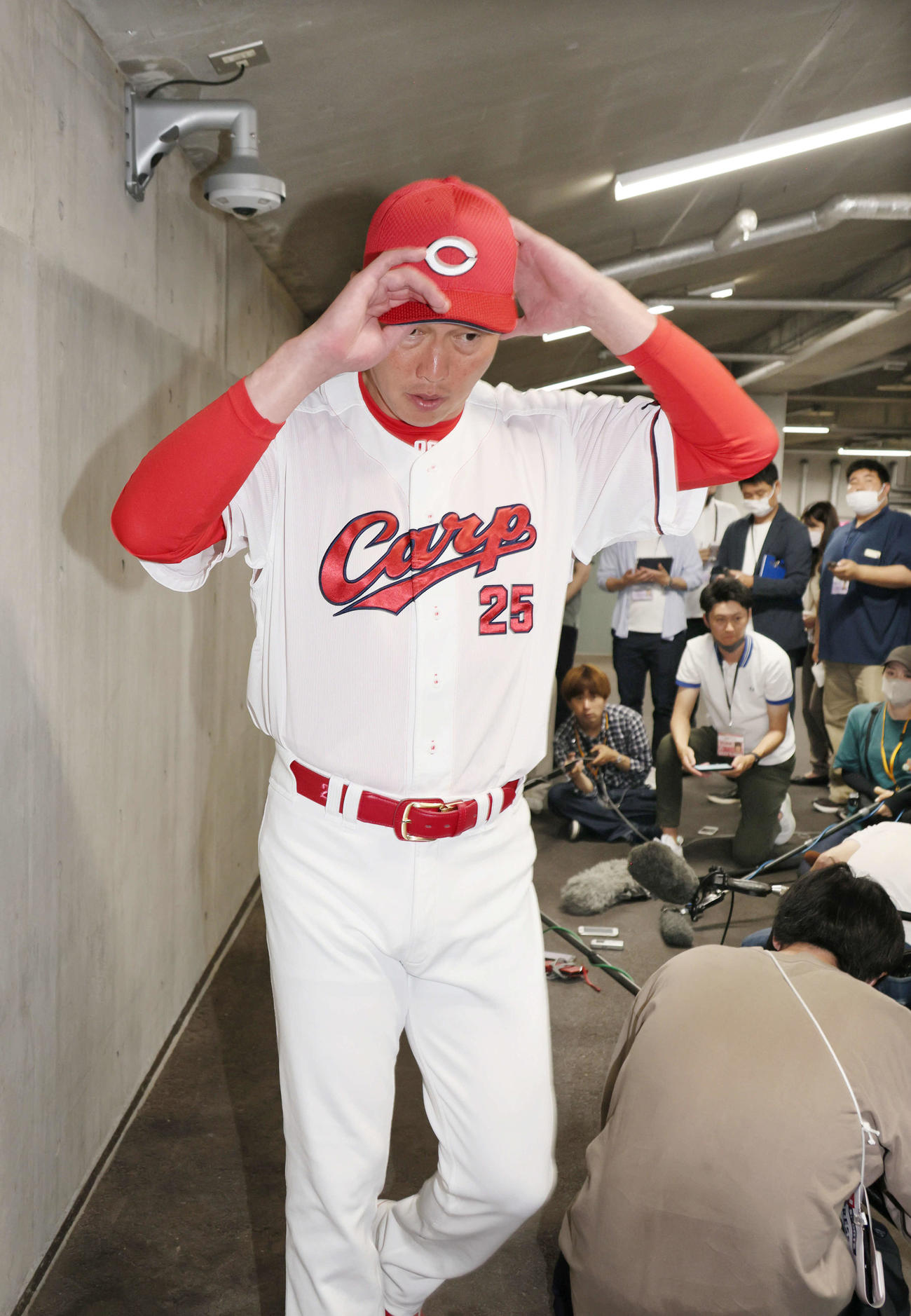 広島対西武　試合前、北別府学氏の死去を受け取材に応じた広島新井監督（撮影・加藤孝規）