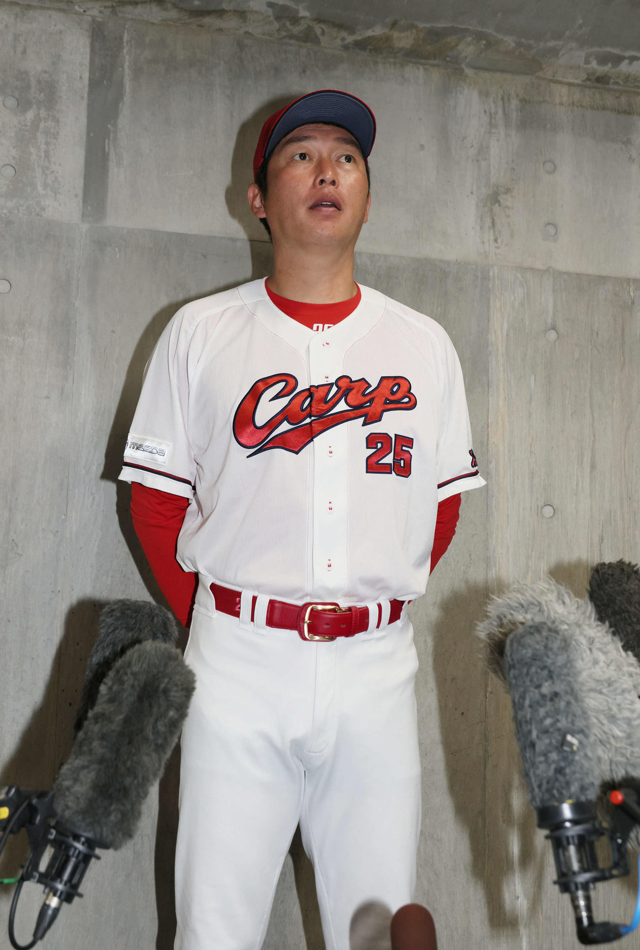 広島対西武　試合前、北別府学氏の死去を受け取材に応じる広島新井監督（撮影・加藤孝規）