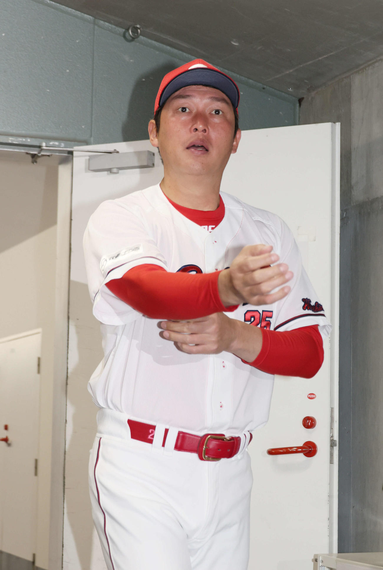 広島対西武　試合前、北別府学氏の死去を受け取材に応じる広島新井監督（撮影・加藤孝規）