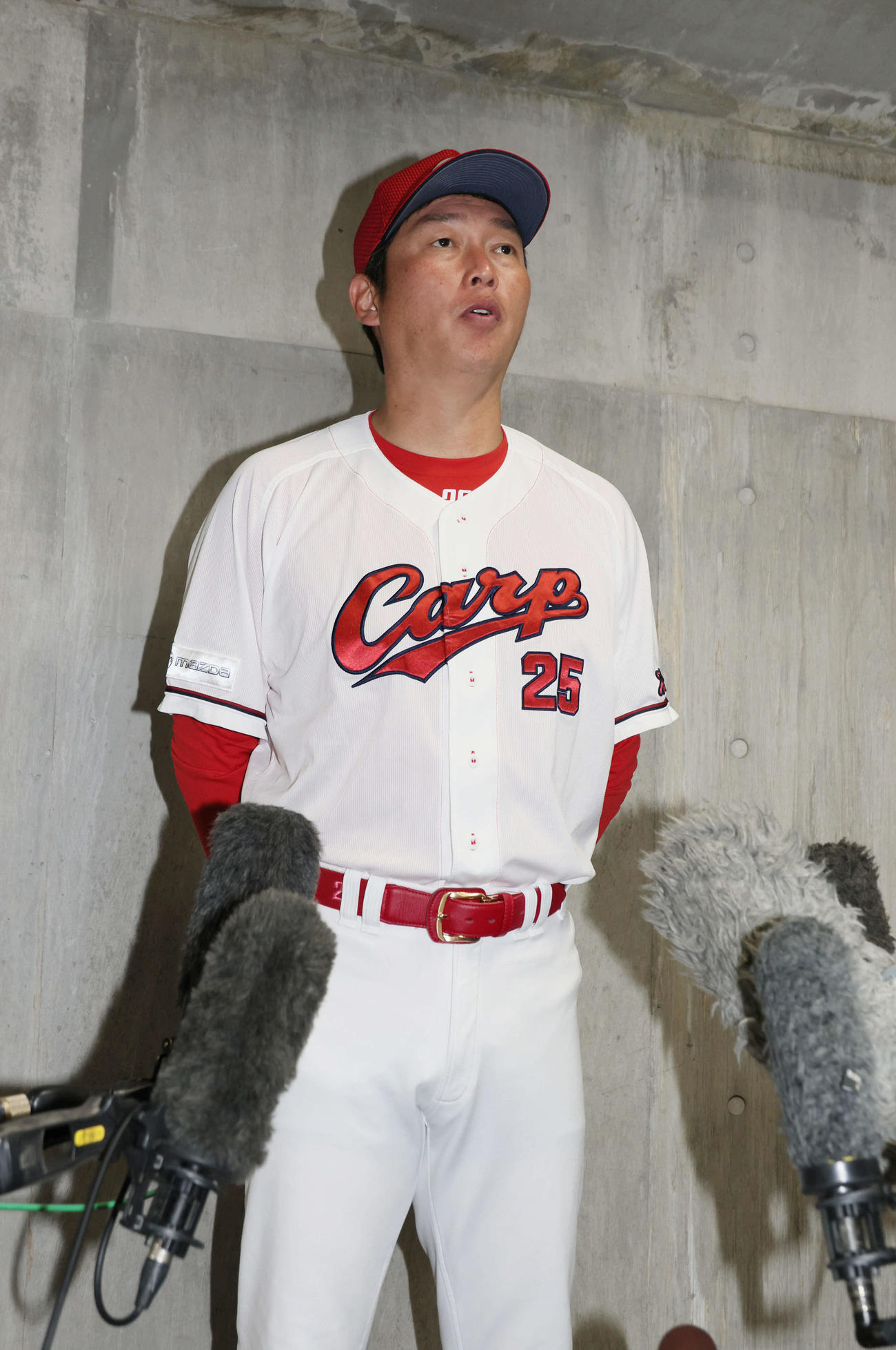 広島対西武　試合前、北別府学氏の死去を受け取材に応じる広島新井監督（撮影・加藤孝規）