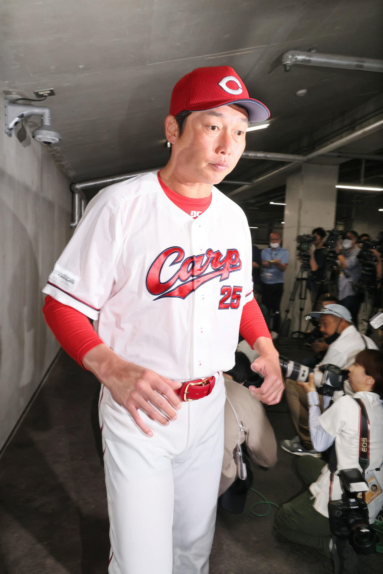 広島対西武　試合前、北別府学氏の死去を受け取材に応じた広島新井監督（撮影・加藤孝規）