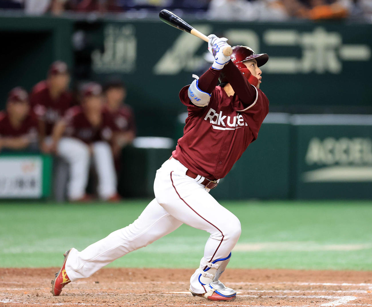 巨人対楽天　8回表楽天2死二塁、小郷は右中間に勝ち越し2点本塁打を放つ（撮影・浅見桂子）