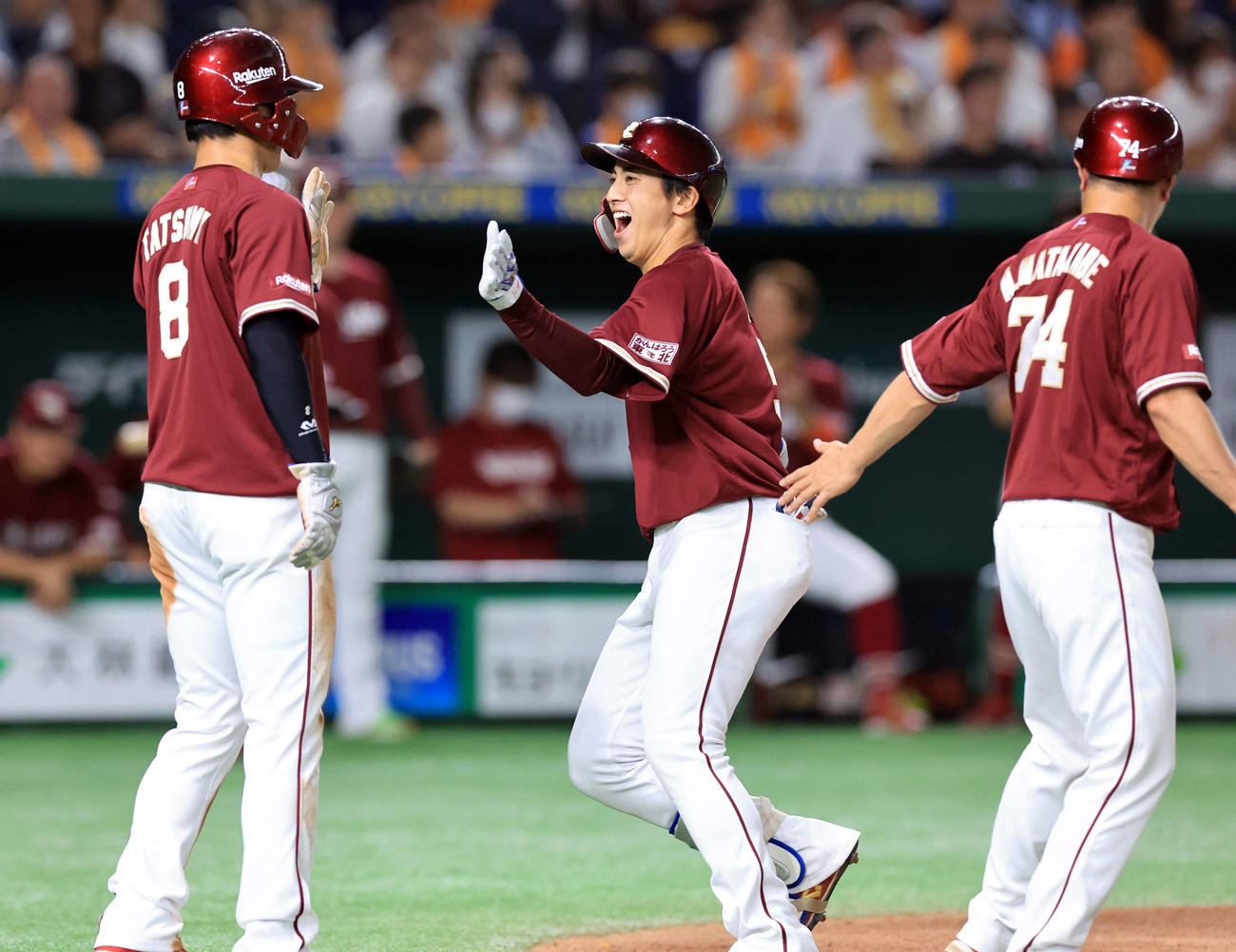 巨人対楽天　8回表楽天2死二塁、小郷（中央）は右中間に勝ち越し2点本塁打を放ち、笑顔の雄たけびで生還する（撮影・浅見桂子）