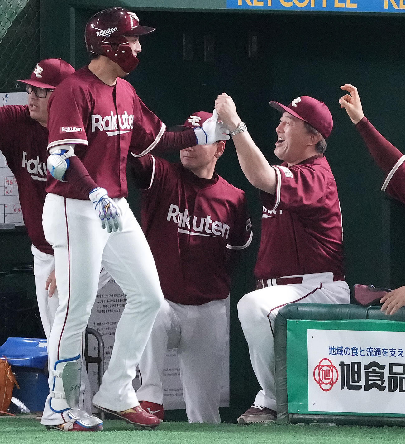 巨人対楽天　8回表楽天2死二塁、右中間に2点本塁打を放った小郷（左手前）を笑顔で迎える石井監督（右）（撮影・鈴木みどり）