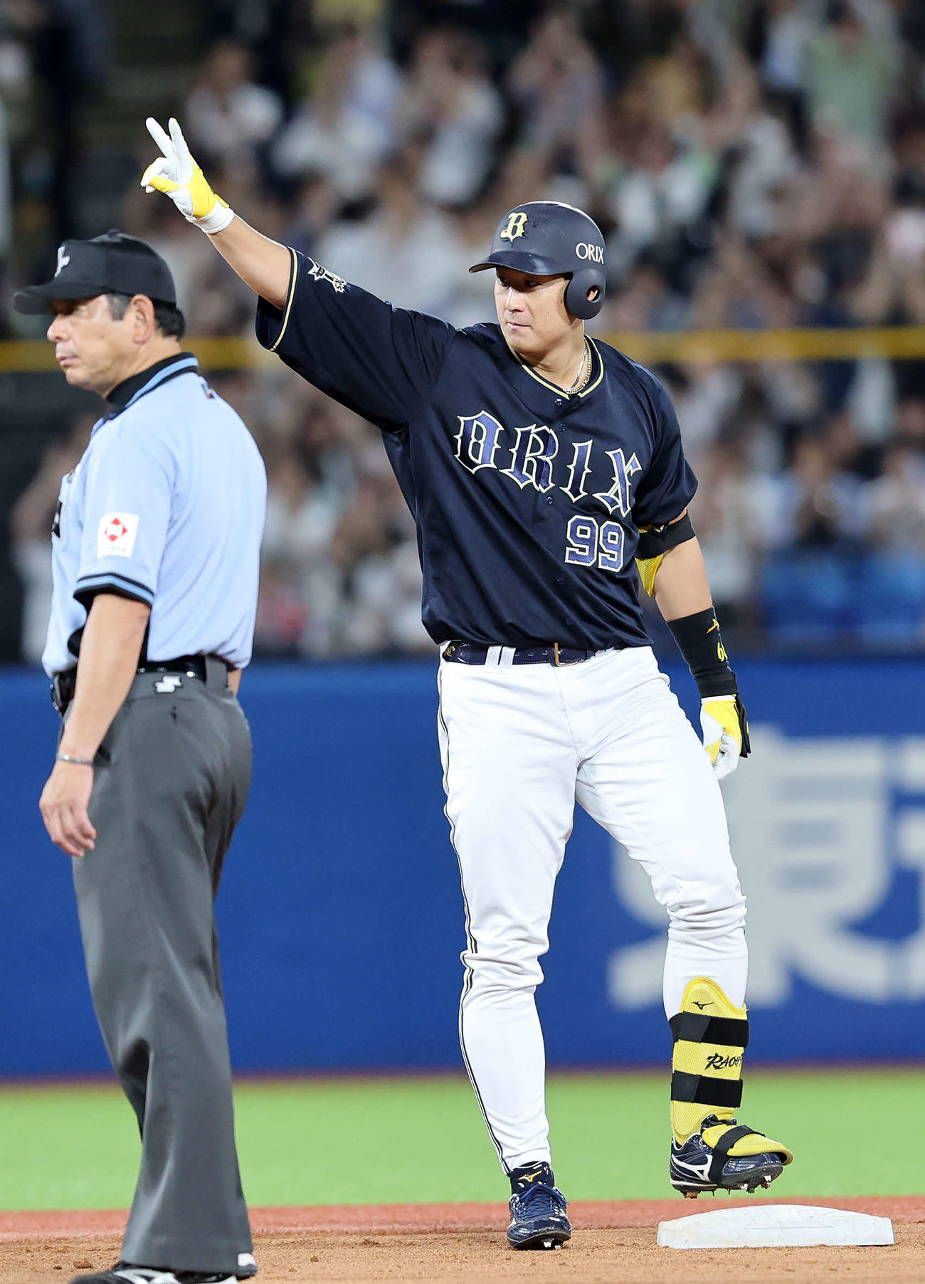 ヤクルト対オリックス　8回表オリックス1死一塁、杉本は左越え適時二塁打を放ちポーズを決める（撮影・鈴木正人）