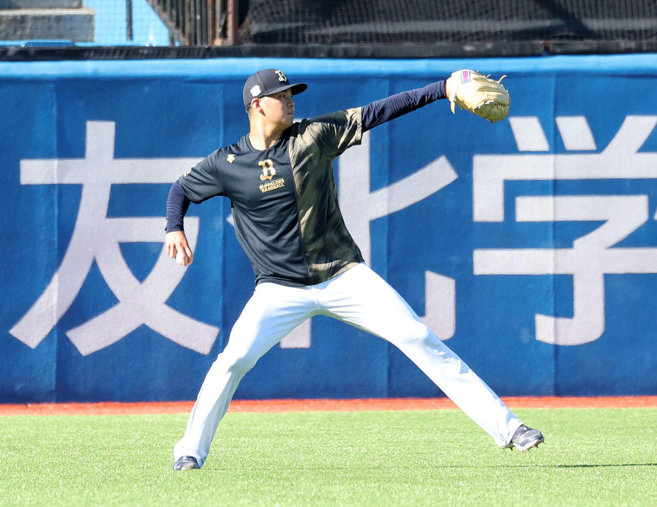 ヤクルト対オリックス　キャッチボールするオリックス山下（撮影・鈴木正人）