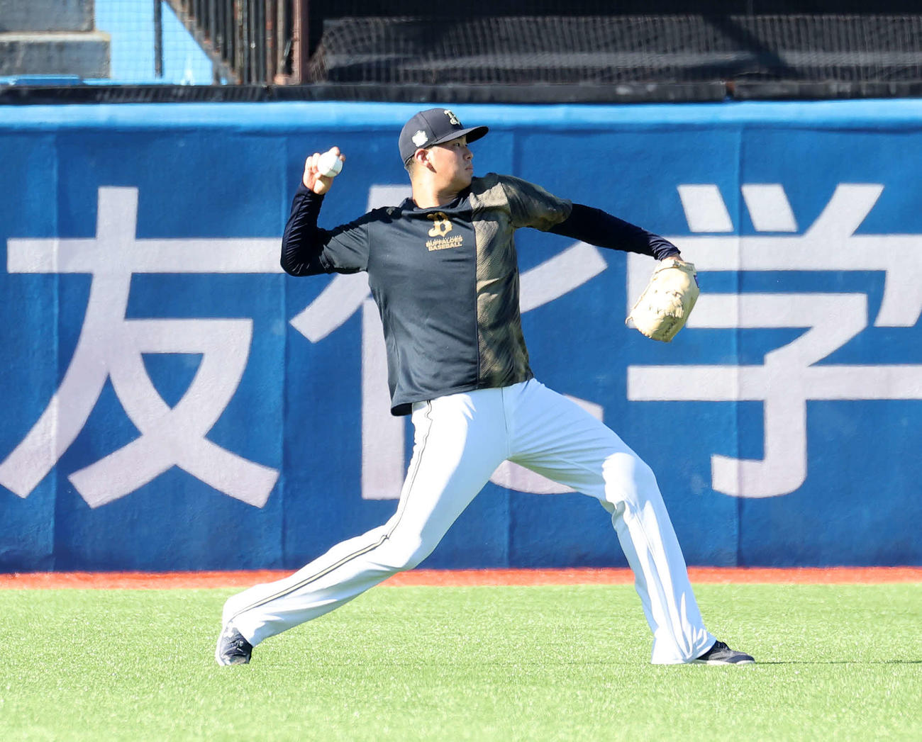 ヤクルト対オリックス　キャッチボールするオリックス山下（撮影・鈴木正人）