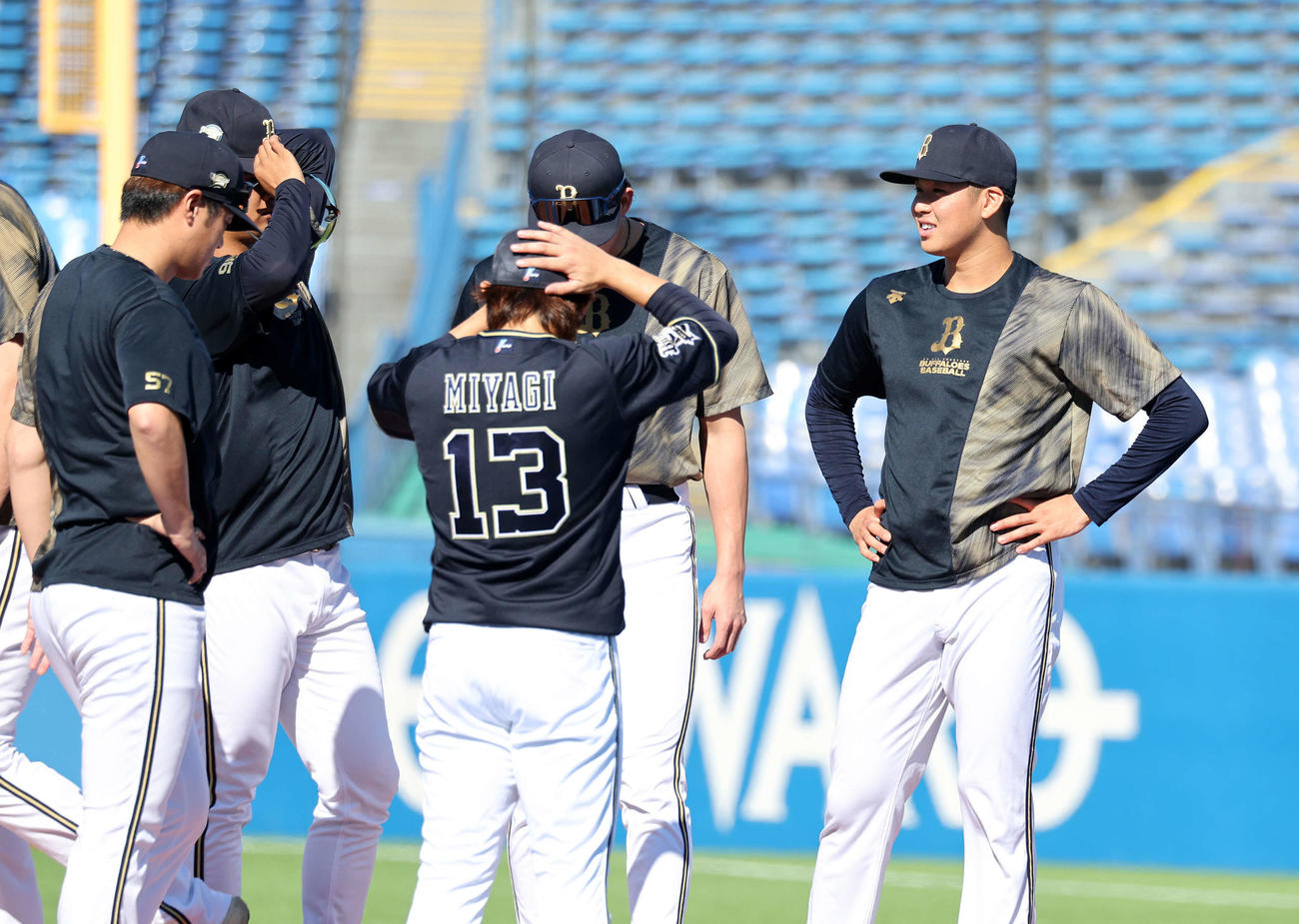 ヤクルト対オリックス　マウンドを確認するオリックス山下（右）（撮影・鈴木正人）