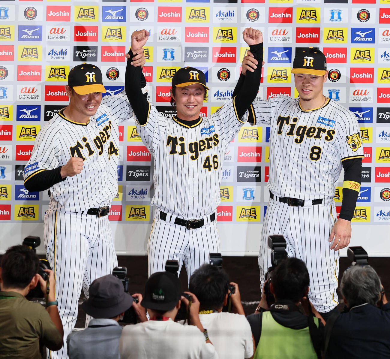 阪神対ソフトバンク　ヒーローインタビューを終え島本（中央）の腕を持って記念写真に納まる原口（左）と佐藤輝（撮影・加藤哉）