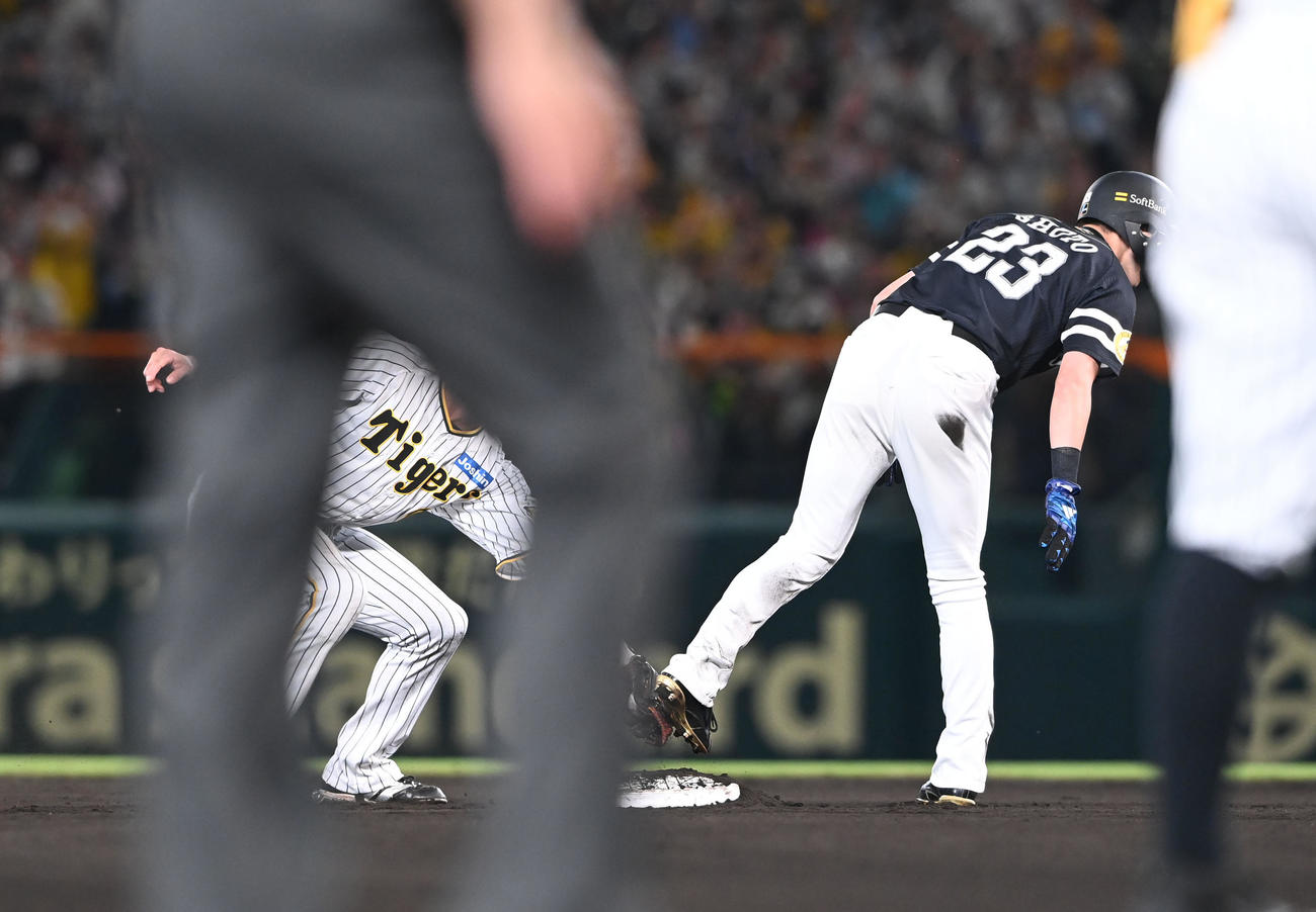 阪神対ソフトバンク　6回表ソフトバンク2死一塁、周東の二盗を阻止する捕手梅野、野手木浪（撮影・和賀正仁）