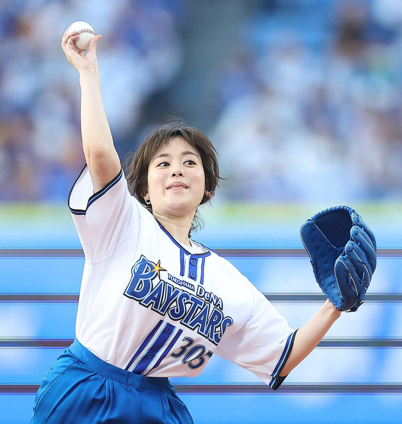 DeNA対ロッテ　試合開始前、始球式に臨む筧美和子（撮影・河田真司）