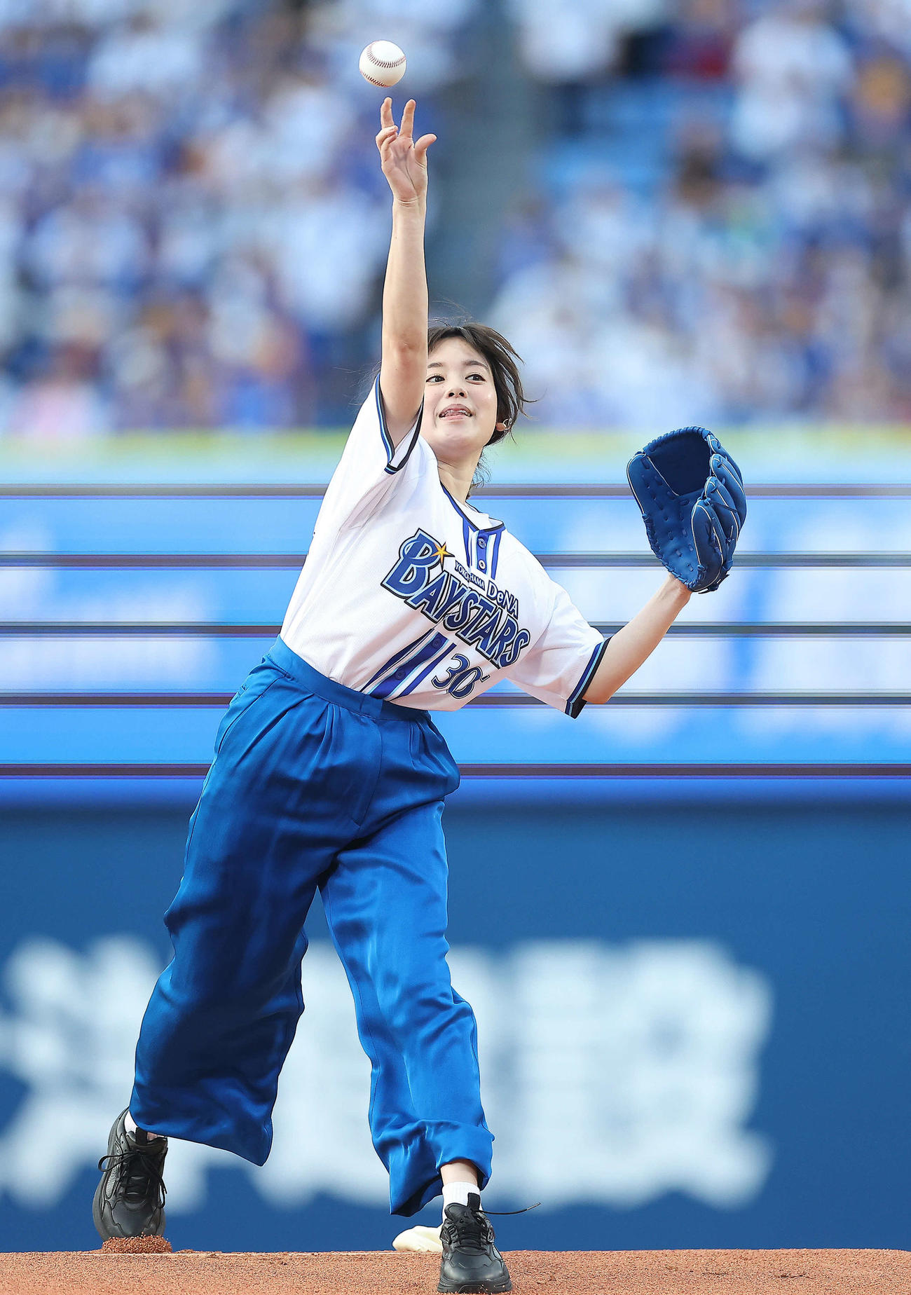 DeNA対ロッテ　試合開始前、始球式に臨む筧美和子（撮影・河田真司）