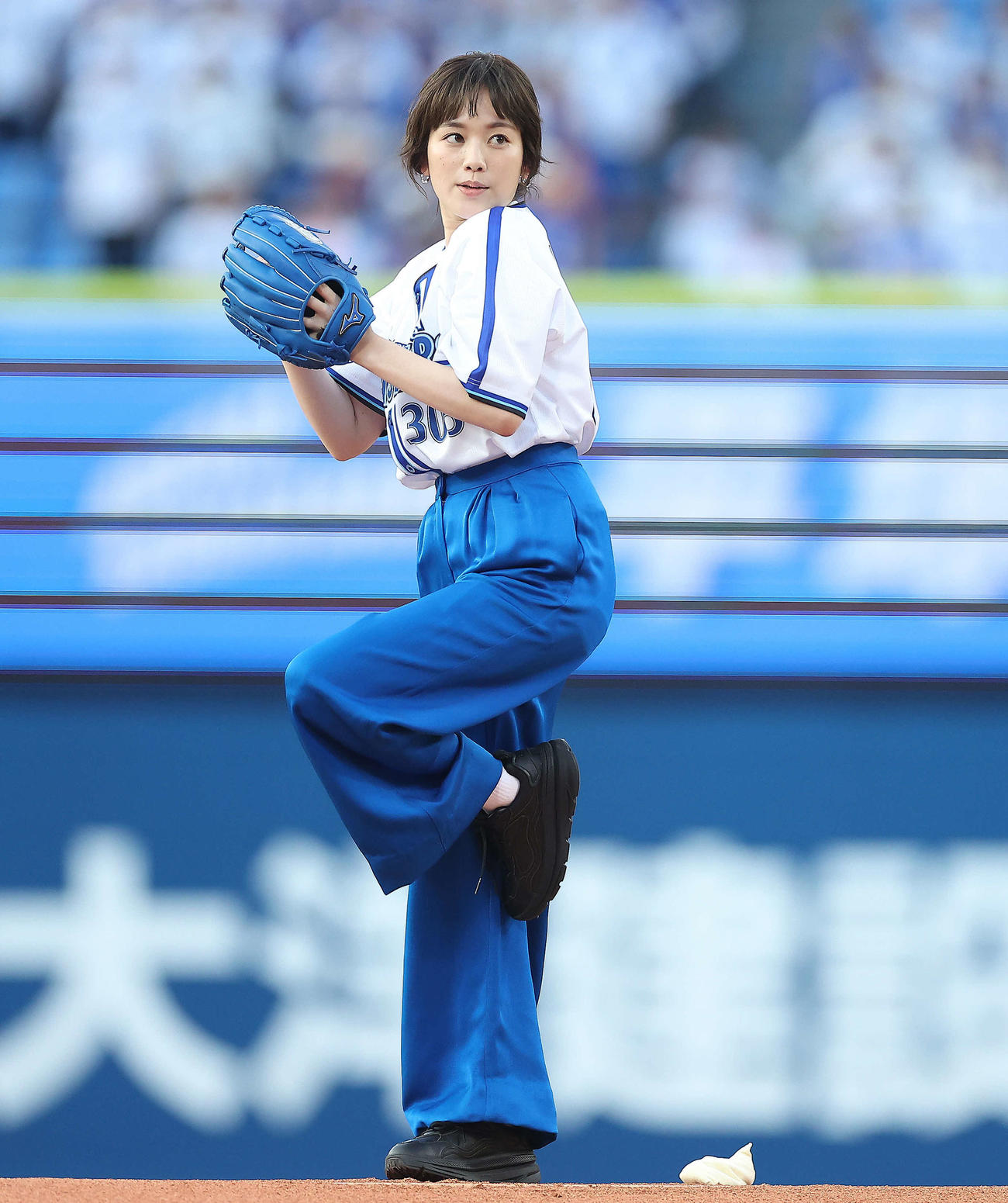 DeNA対ロッテ　試合開始前、始球式に臨む筧美和子（撮影・河田真司）