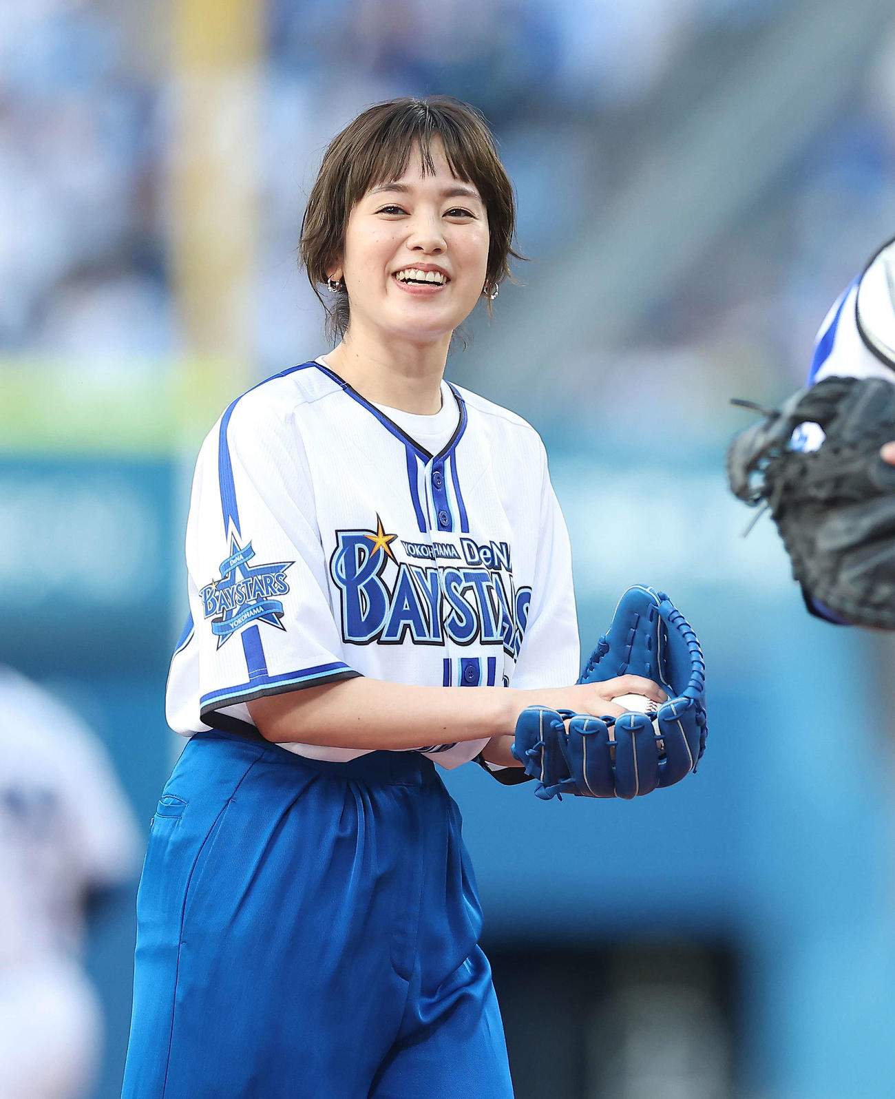 DeNA対ロッテ　試合開始前、始球式を終える筧美和子（撮影・河田真司）