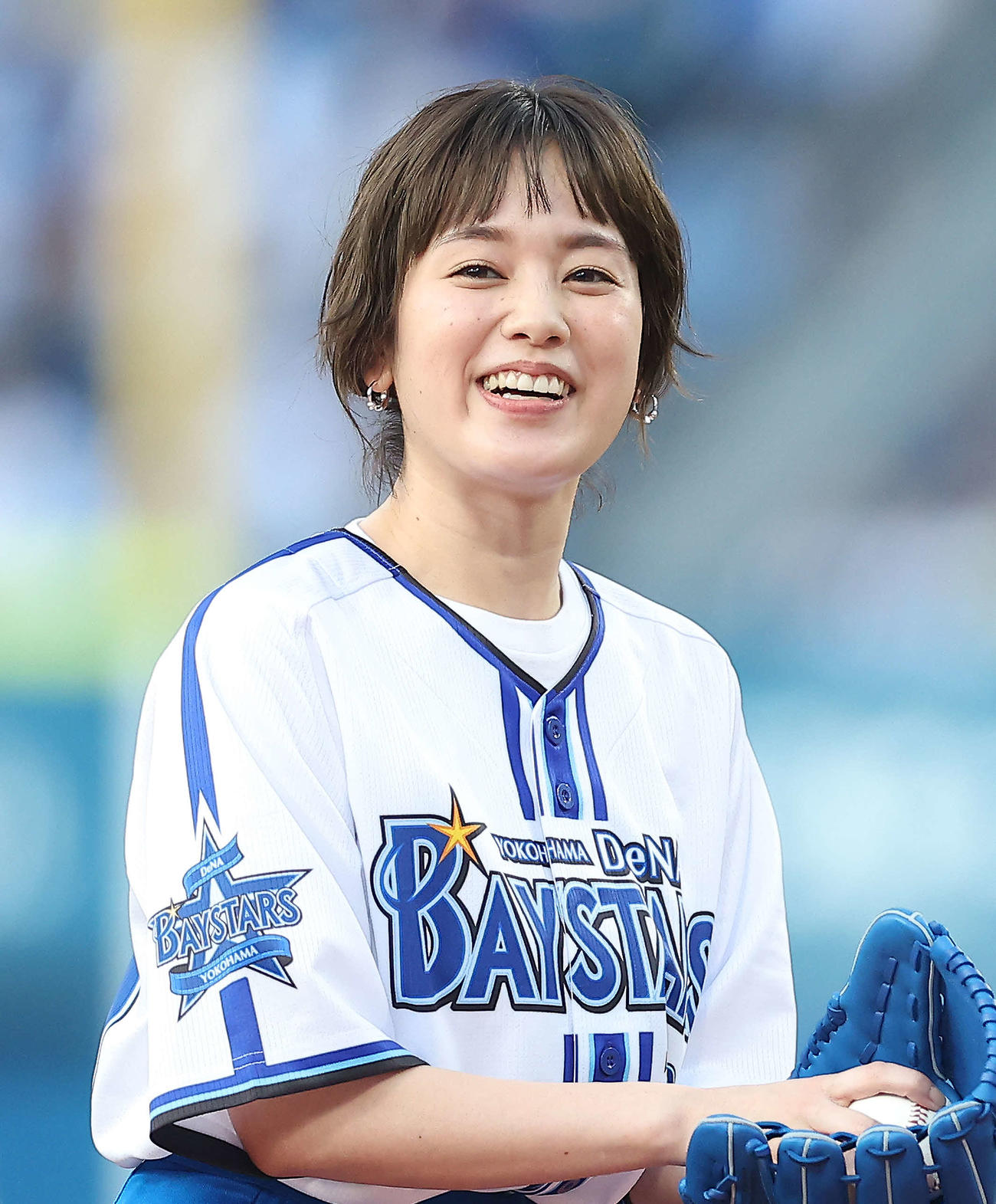 DeNA対ロッテ　試合開始前、始球式を終える筧美和子（撮影・河田真司）