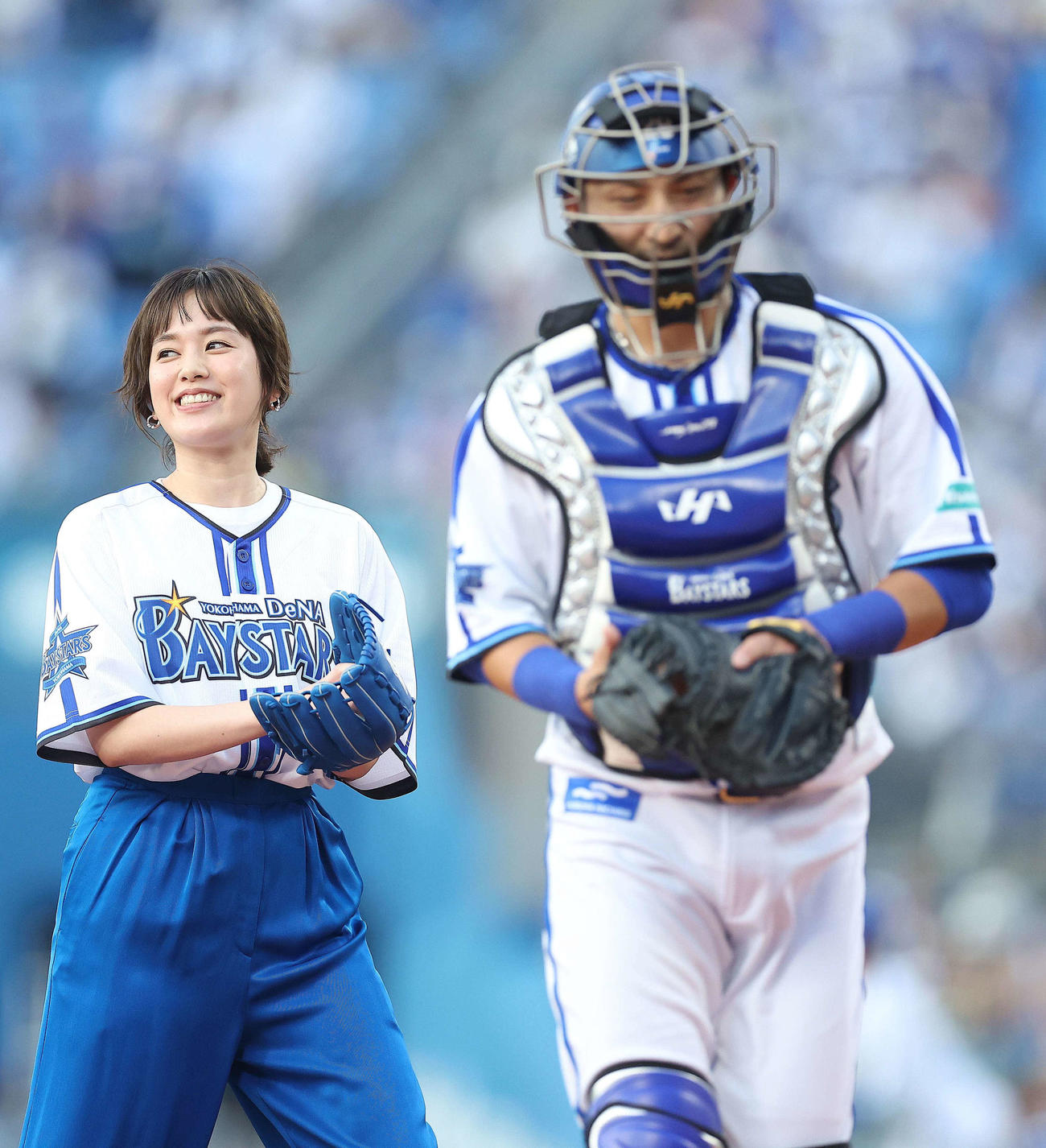 DeNA対ロッテ　試合開始前、始球式を終える筧美和子（撮影・河田真司）