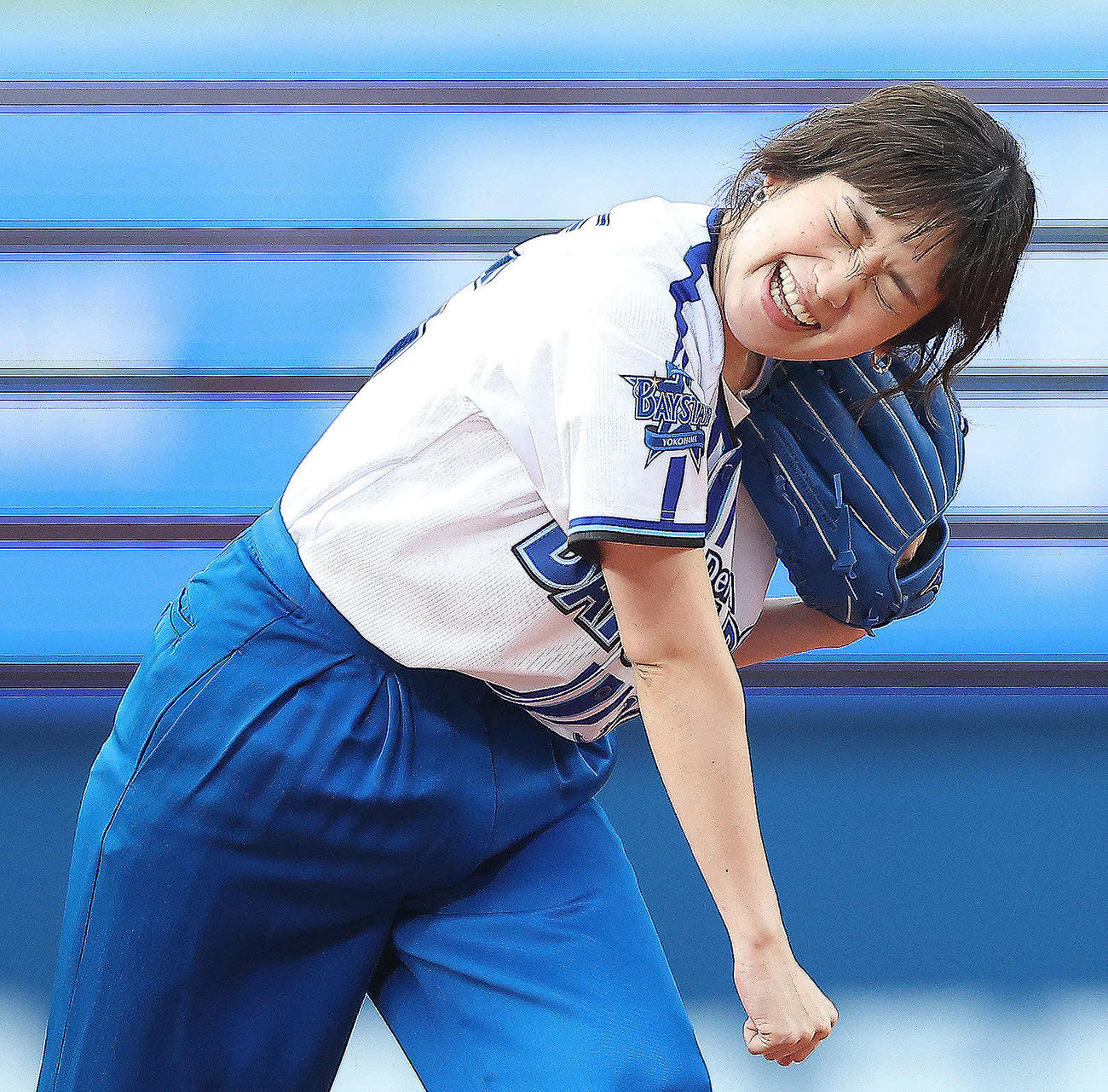 DeNA対ロッテ　試合開始前、始球式に臨む筧美和子（撮影・河田真司）