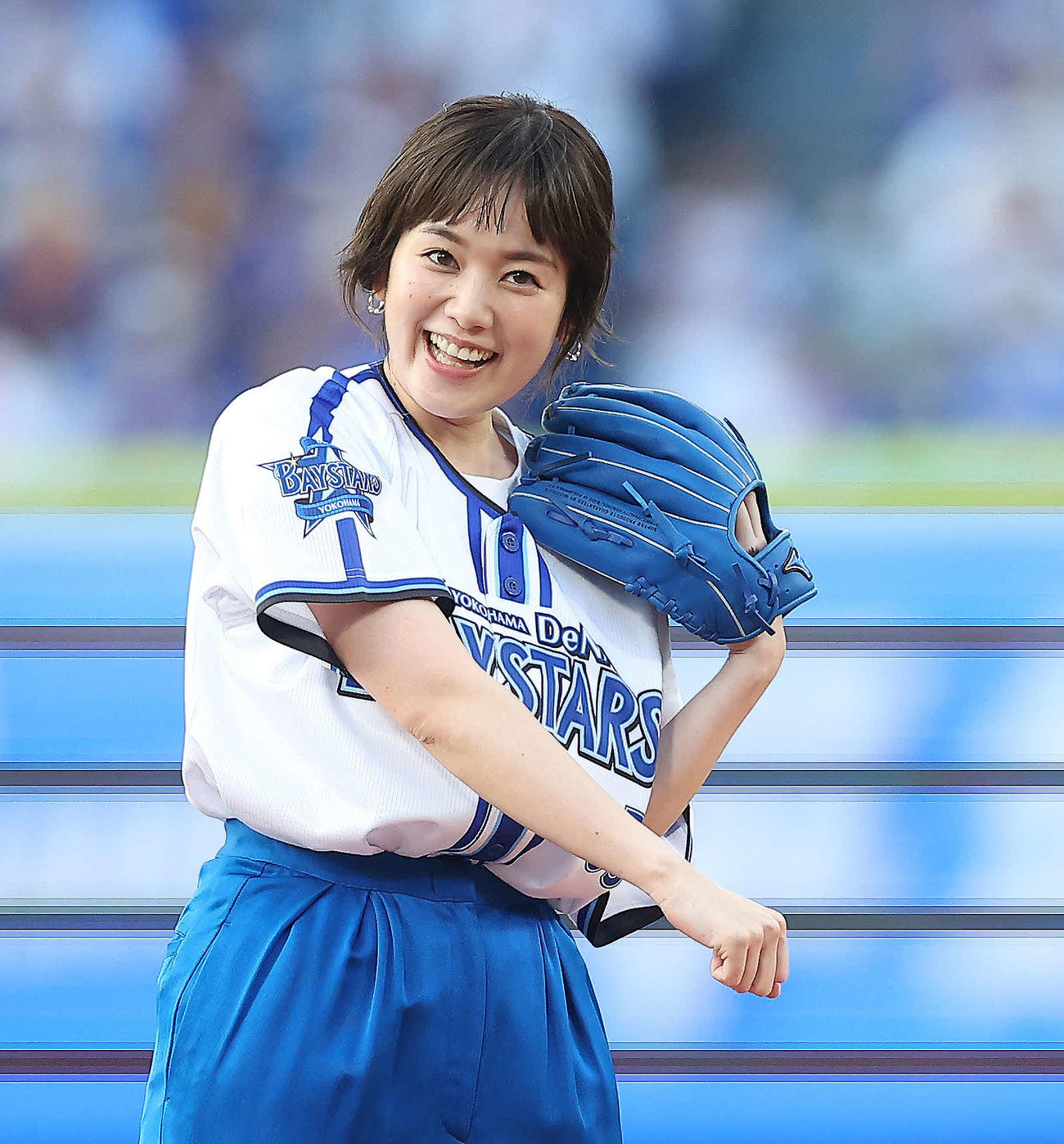 DeNA対ロッテ　試合開始前、始球式に臨む筧美和子（撮影・河田真司）