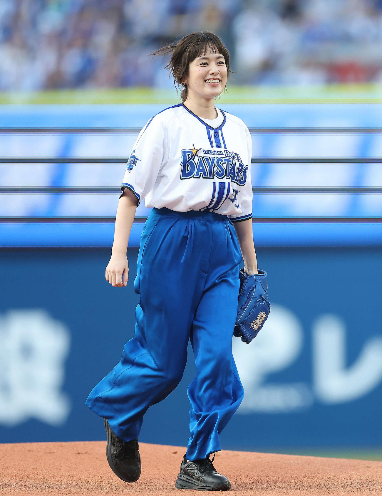 DeNA対ロッテ　試合開始前、始球式を終える筧美和子（撮影・河田真司）