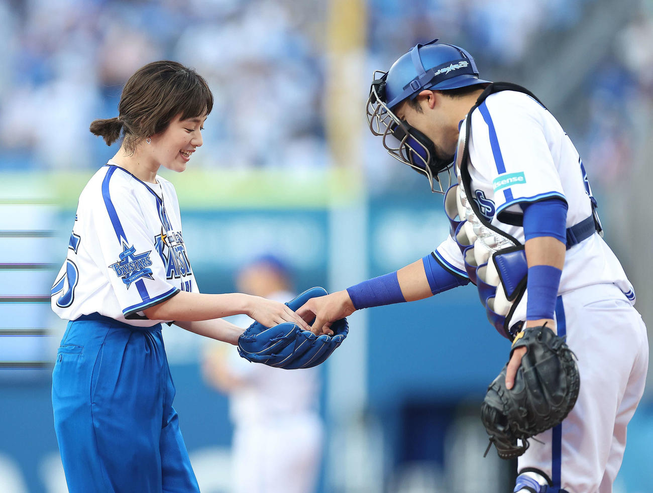 DeNA対ロッテ　試合開始前、始球式を終え記念球を受け取る筧美和子（撮影・河田真司）